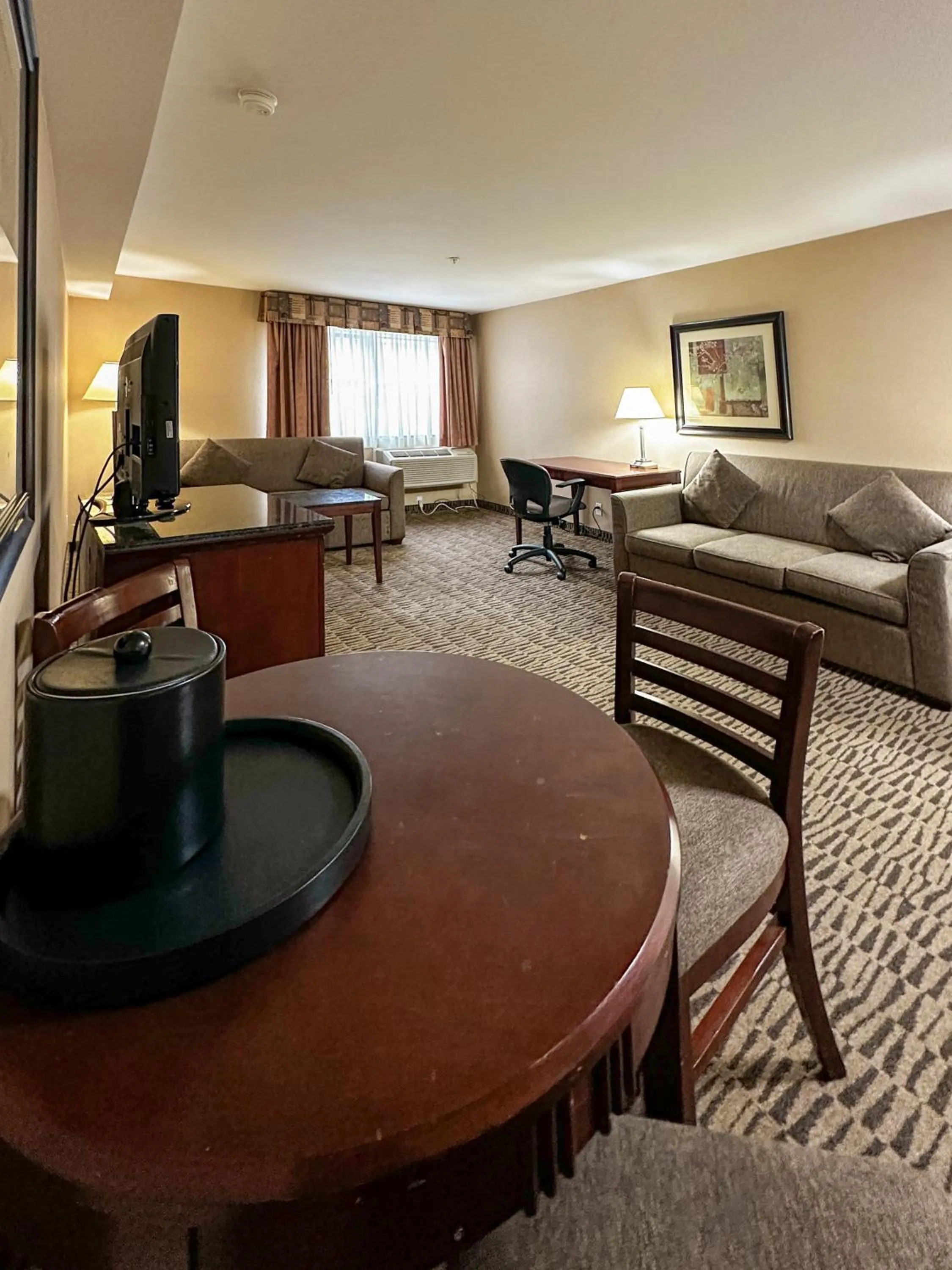 Seating area in Pacific Inn & Suites Kamloops