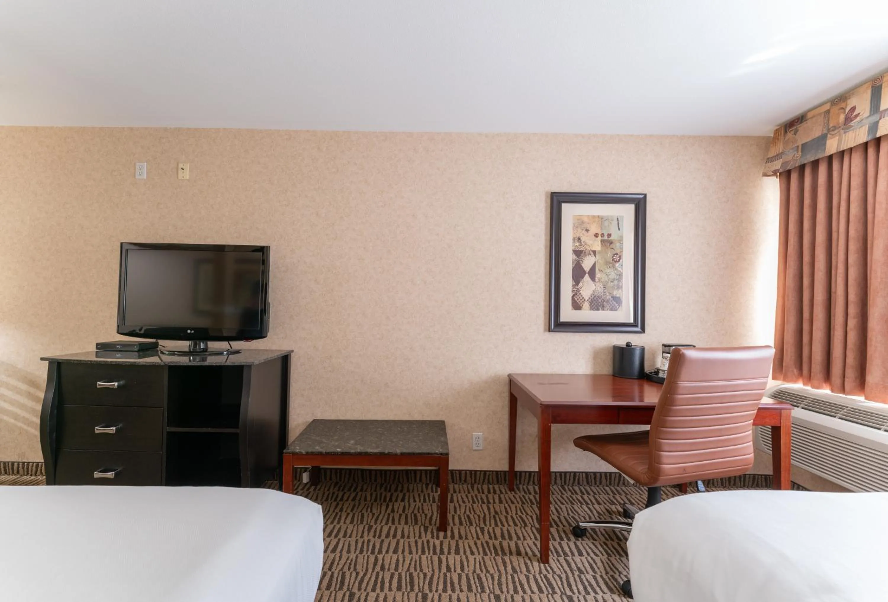 TV and multimedia, Bed in Prestige Aberdeen Lodge Kamloops