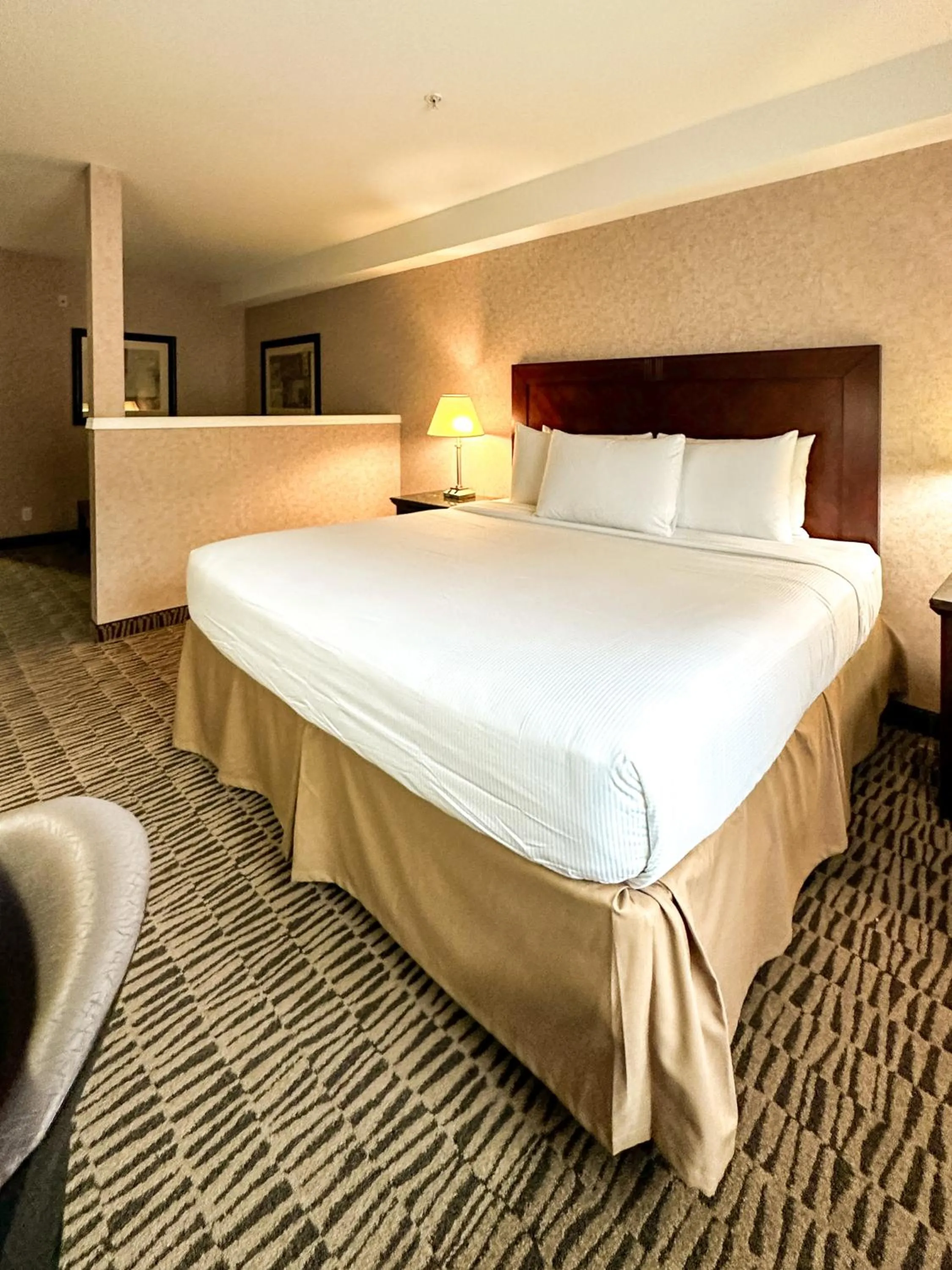 Bed in Pacific Inn & Suites Kamloops