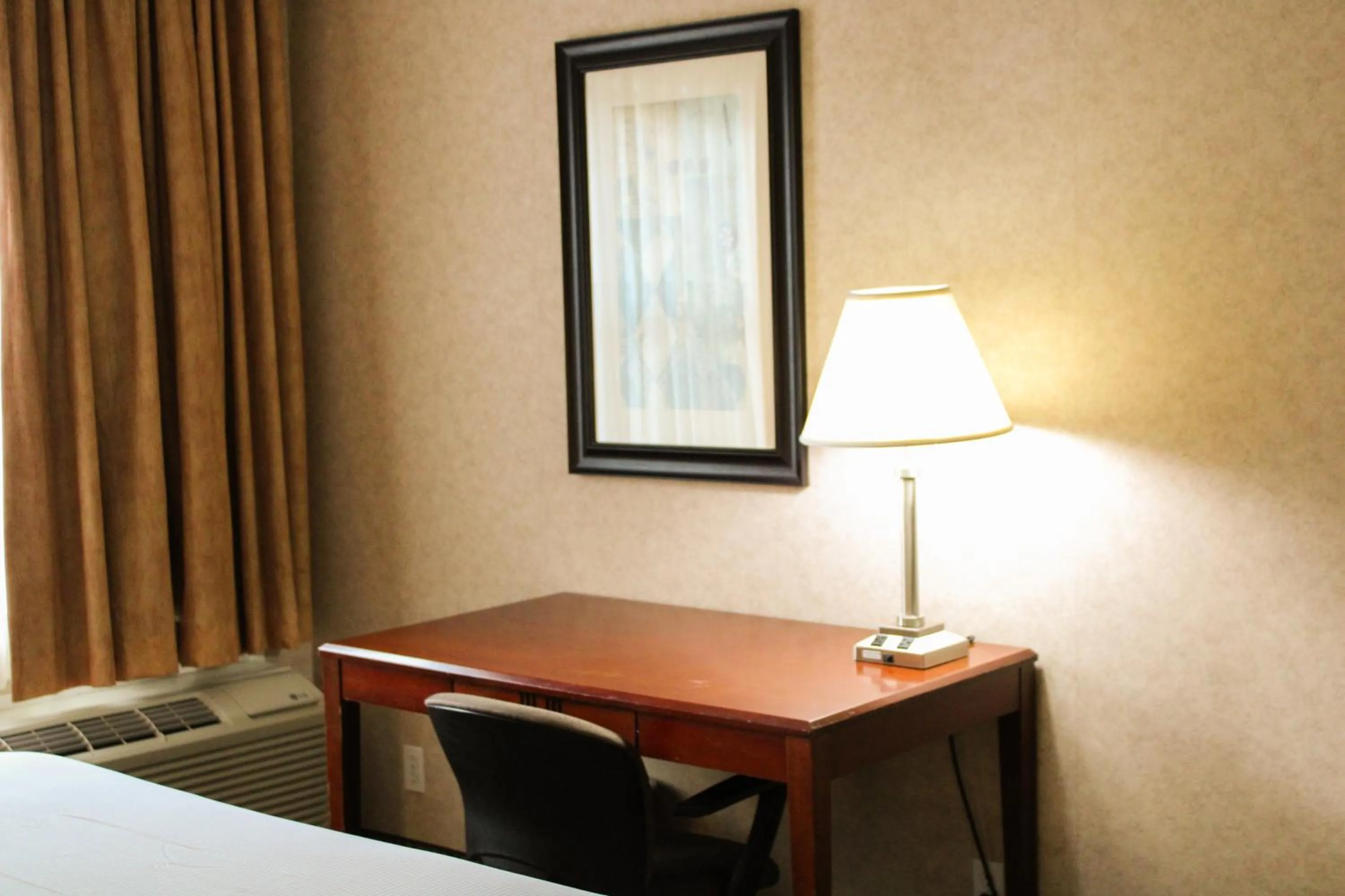 Decorative detail, Bed in Pacific Inn & Suites Kamloops