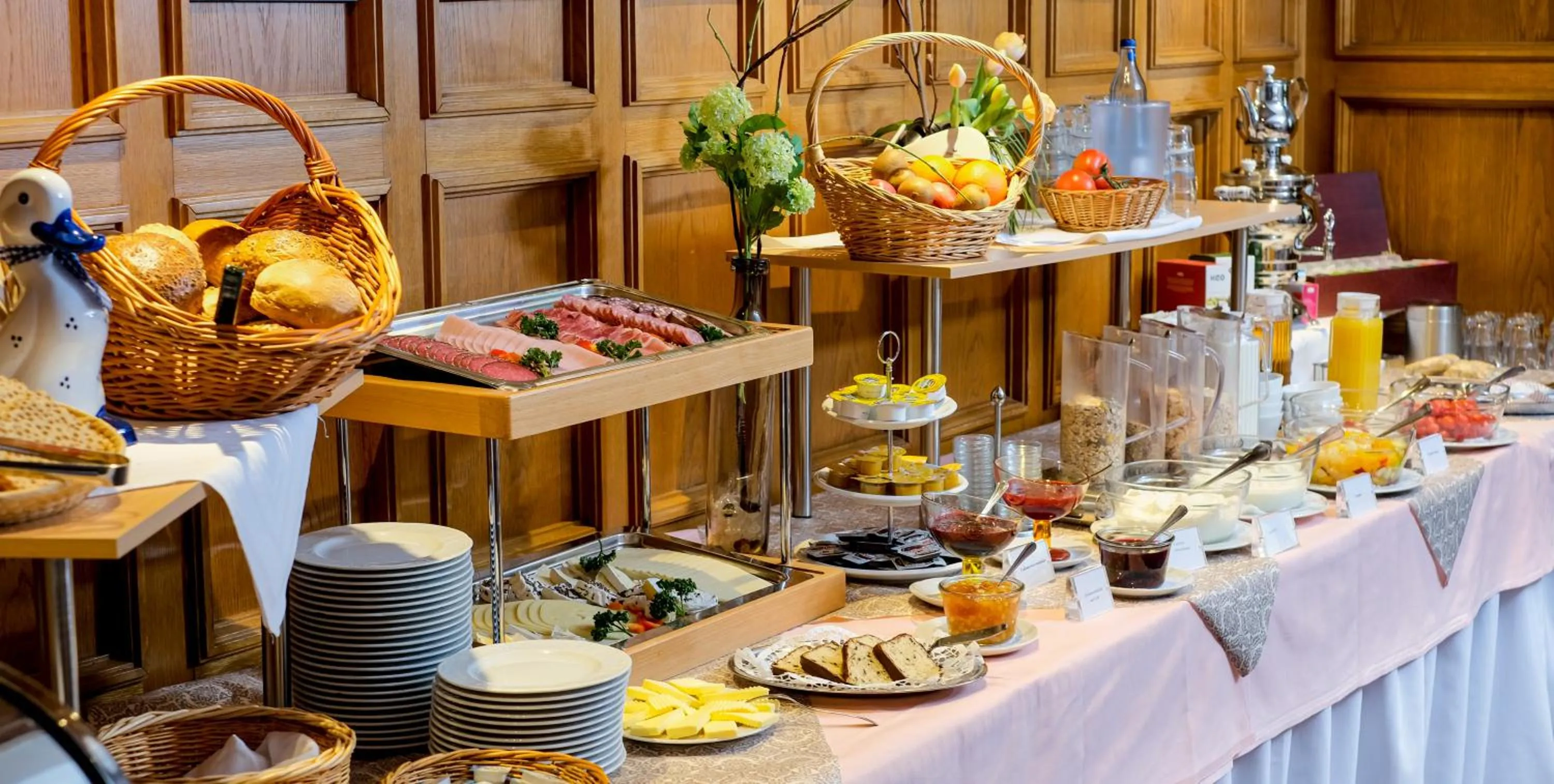 Buffet breakfast in Komforthotel & Restaurant Riemann