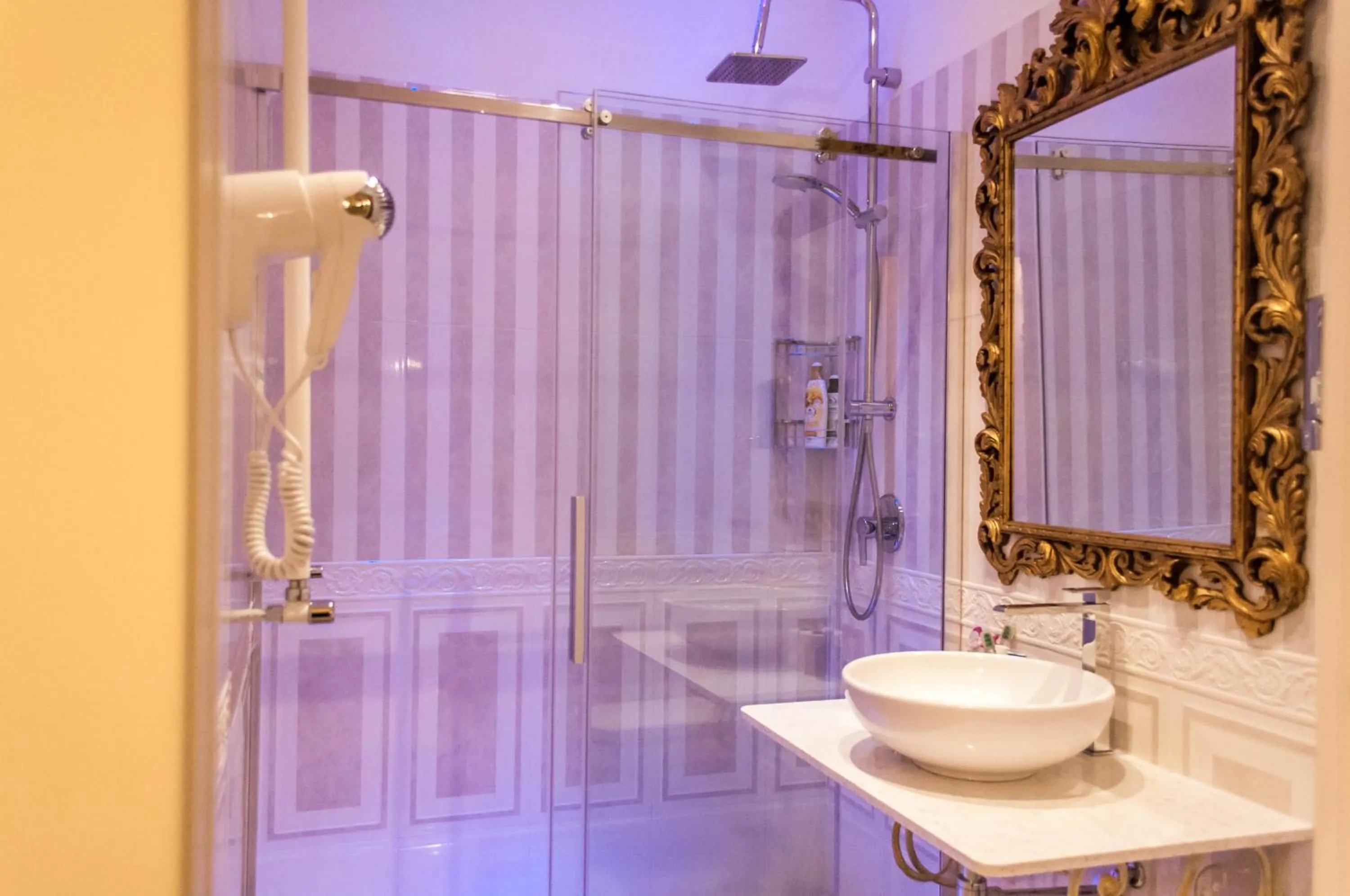 Bathroom in Impero Vaticano Suites Guest House