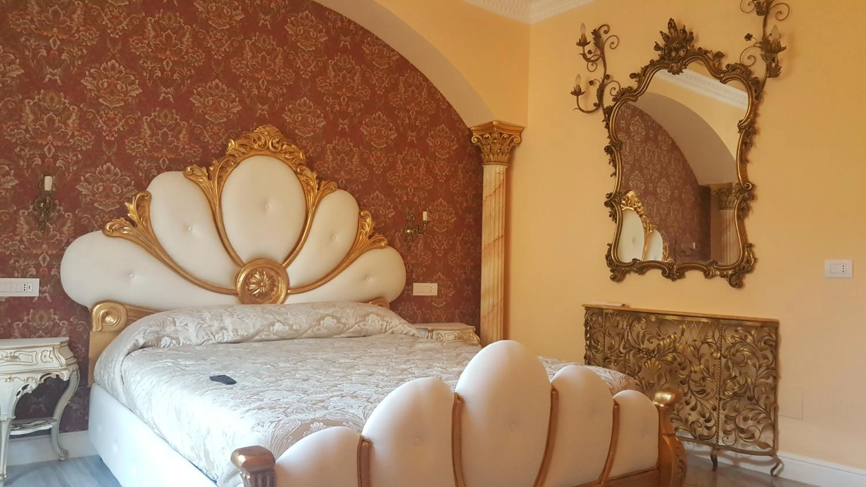 Photo of the whole room, Bed in Impero Vaticano Suites Guest House