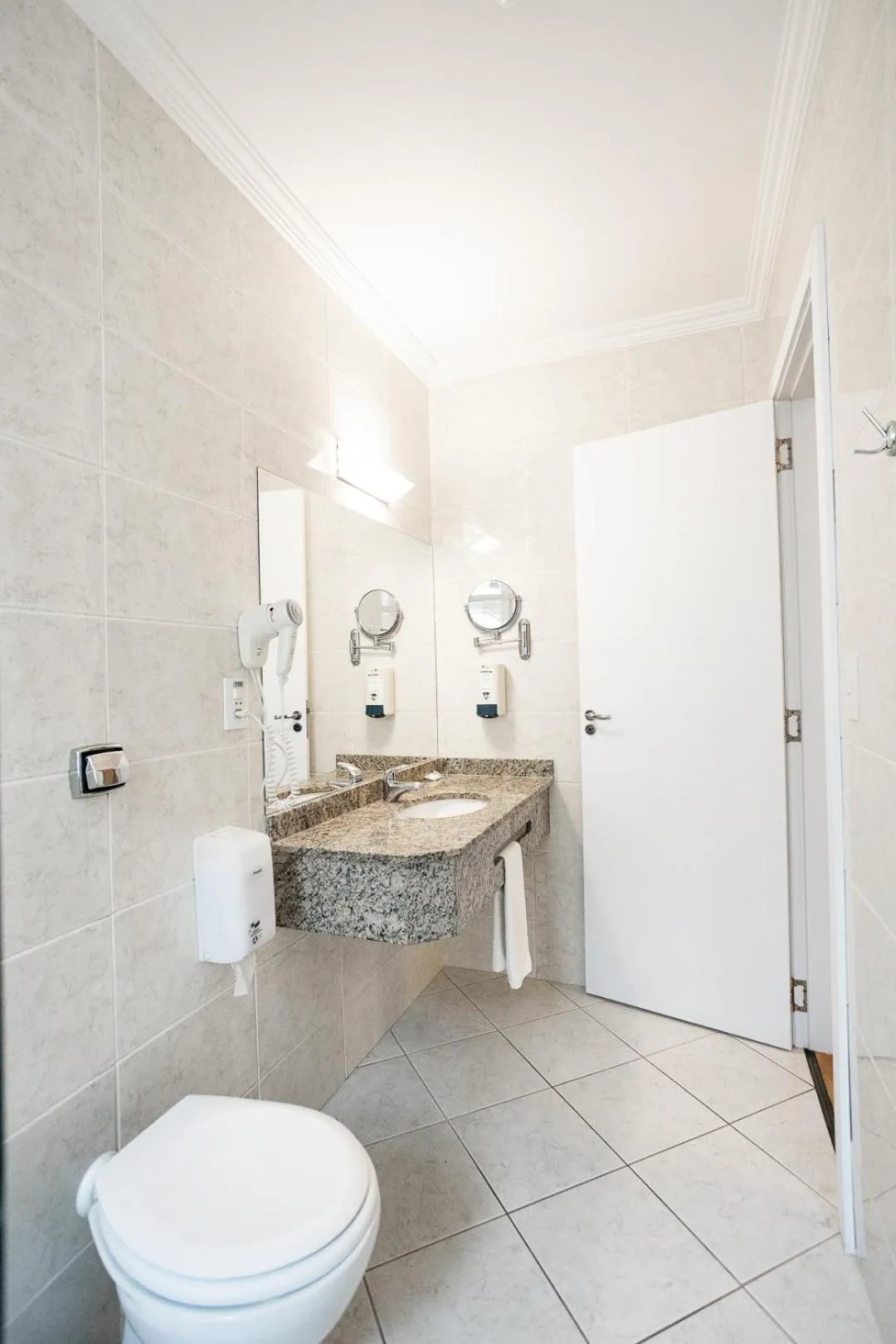 Toilet in Planalto Select Hotel Ponta Grossa