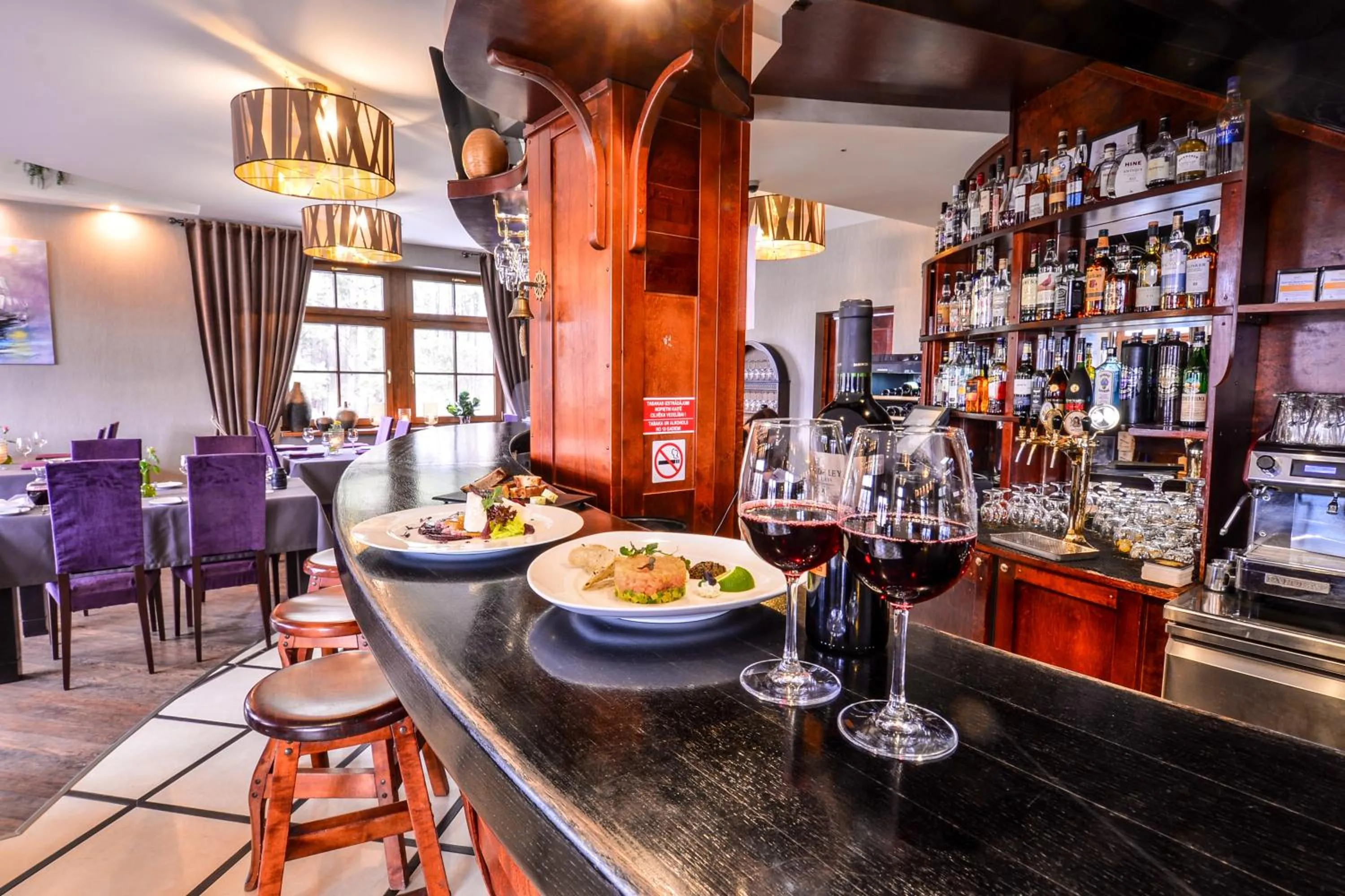 Restaurant/places to eat in Port Hotel