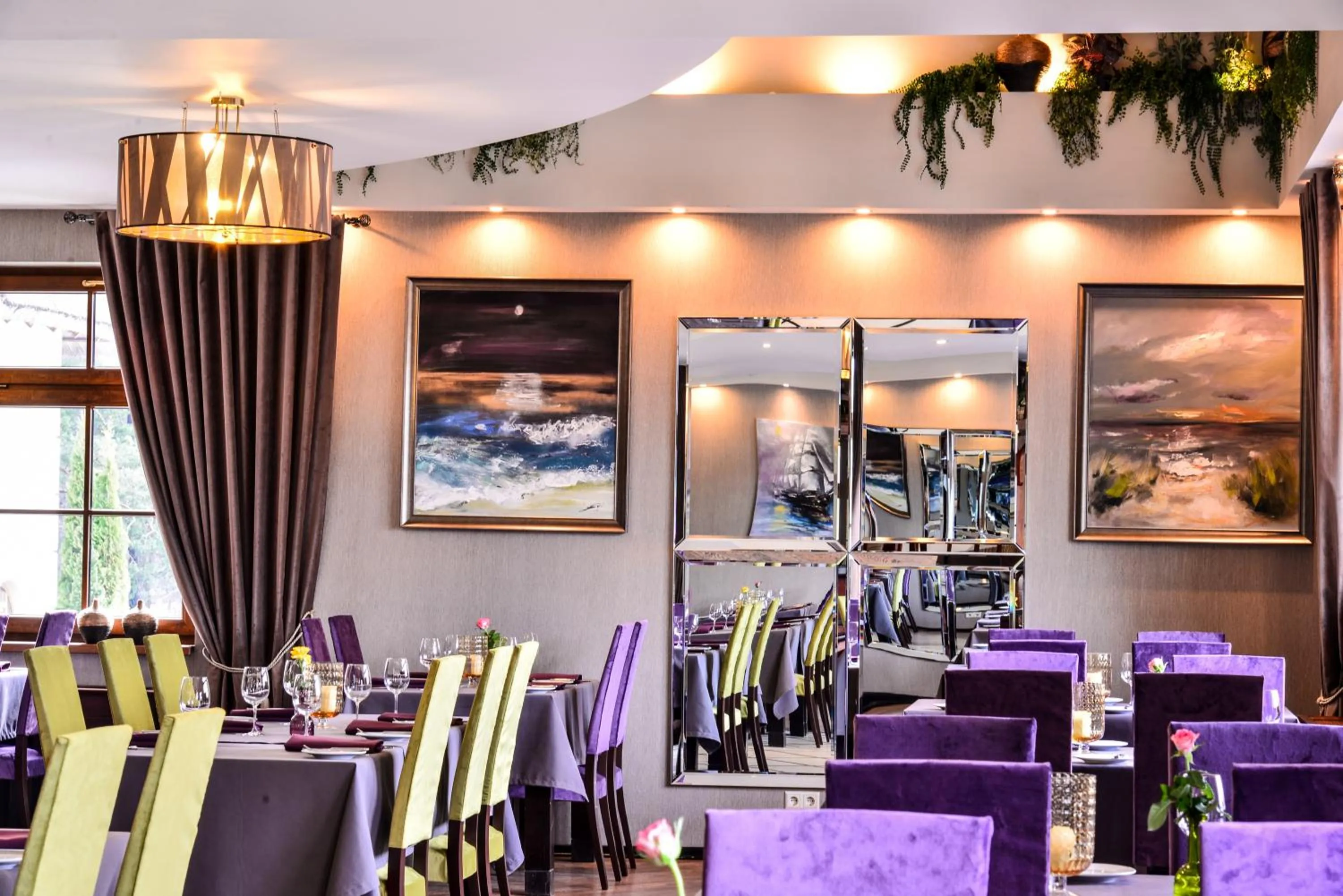 Restaurant/places to eat in Port Hotel