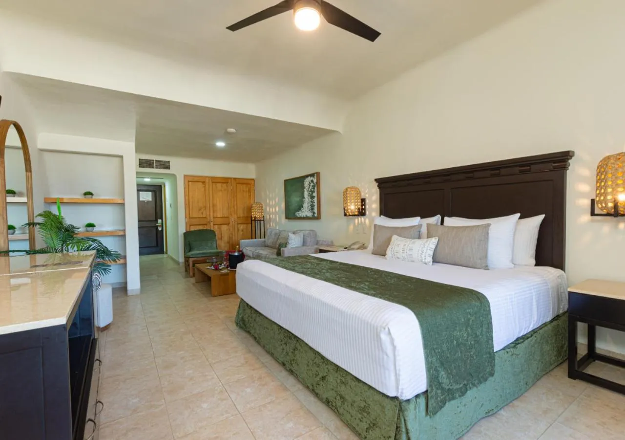 Bed in Hotel Tesoro Los Cabos