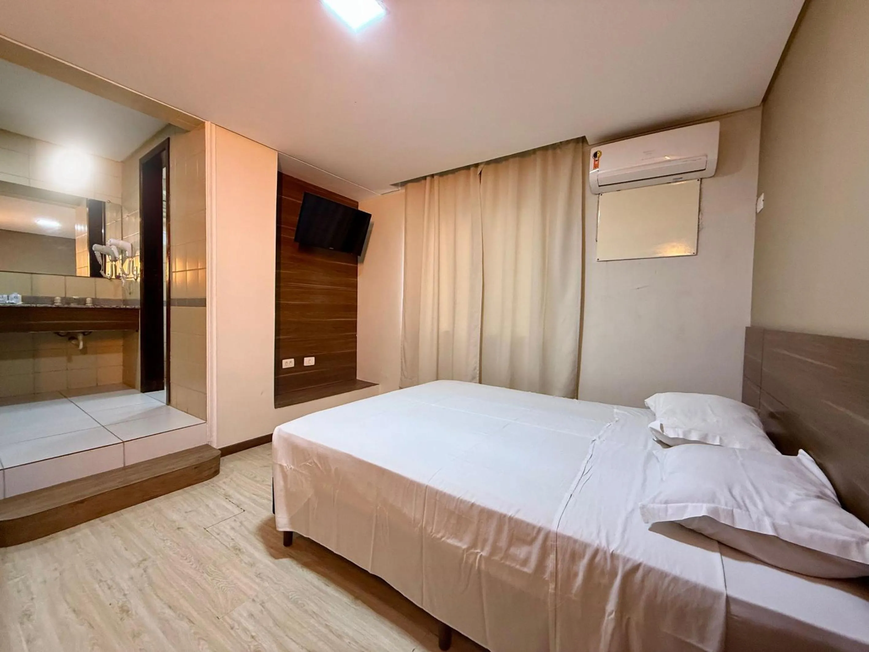 Bedroom, Bed in Granville Hotel