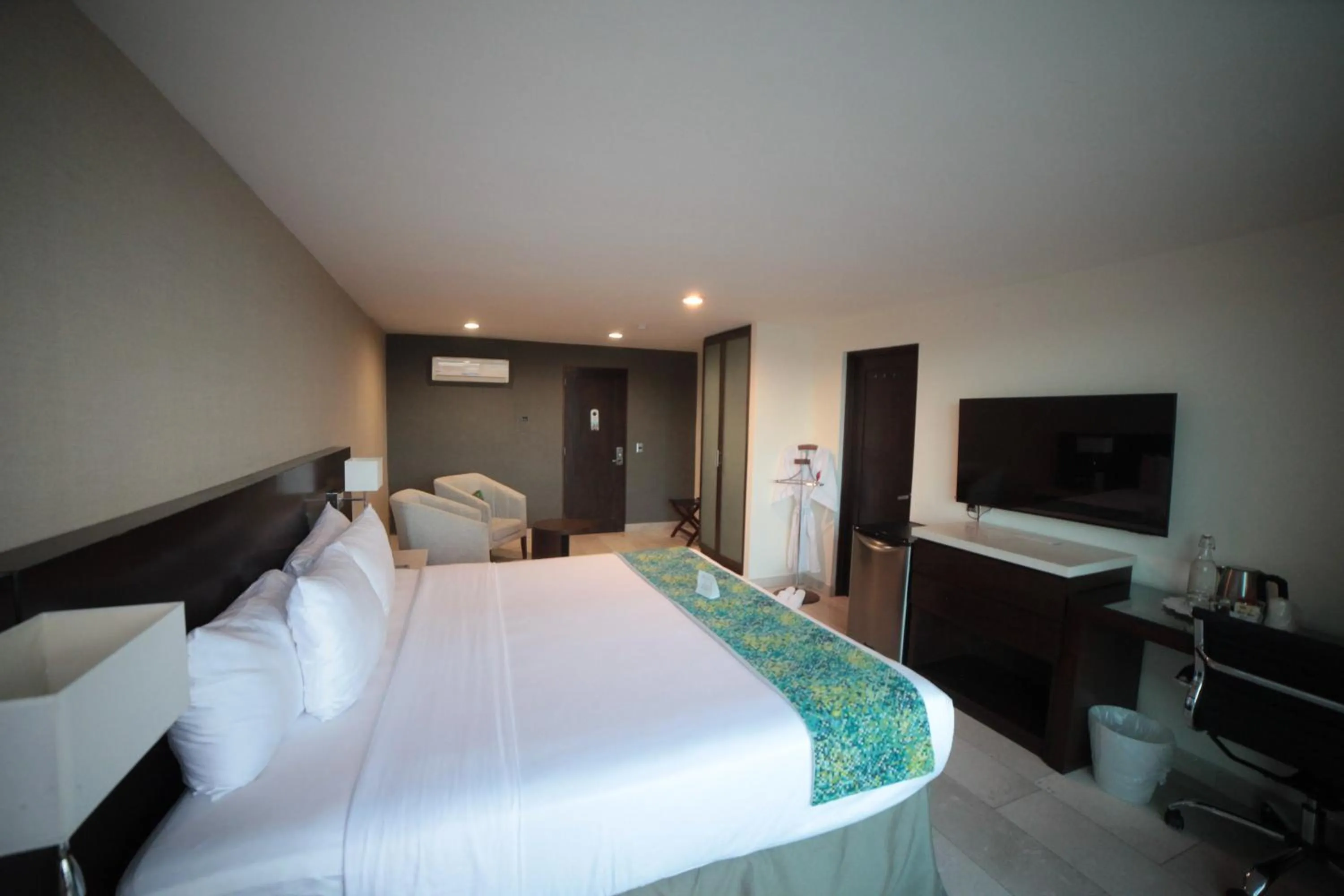 Photo of the whole room, Bed in Seven Crown La Paz Malecon