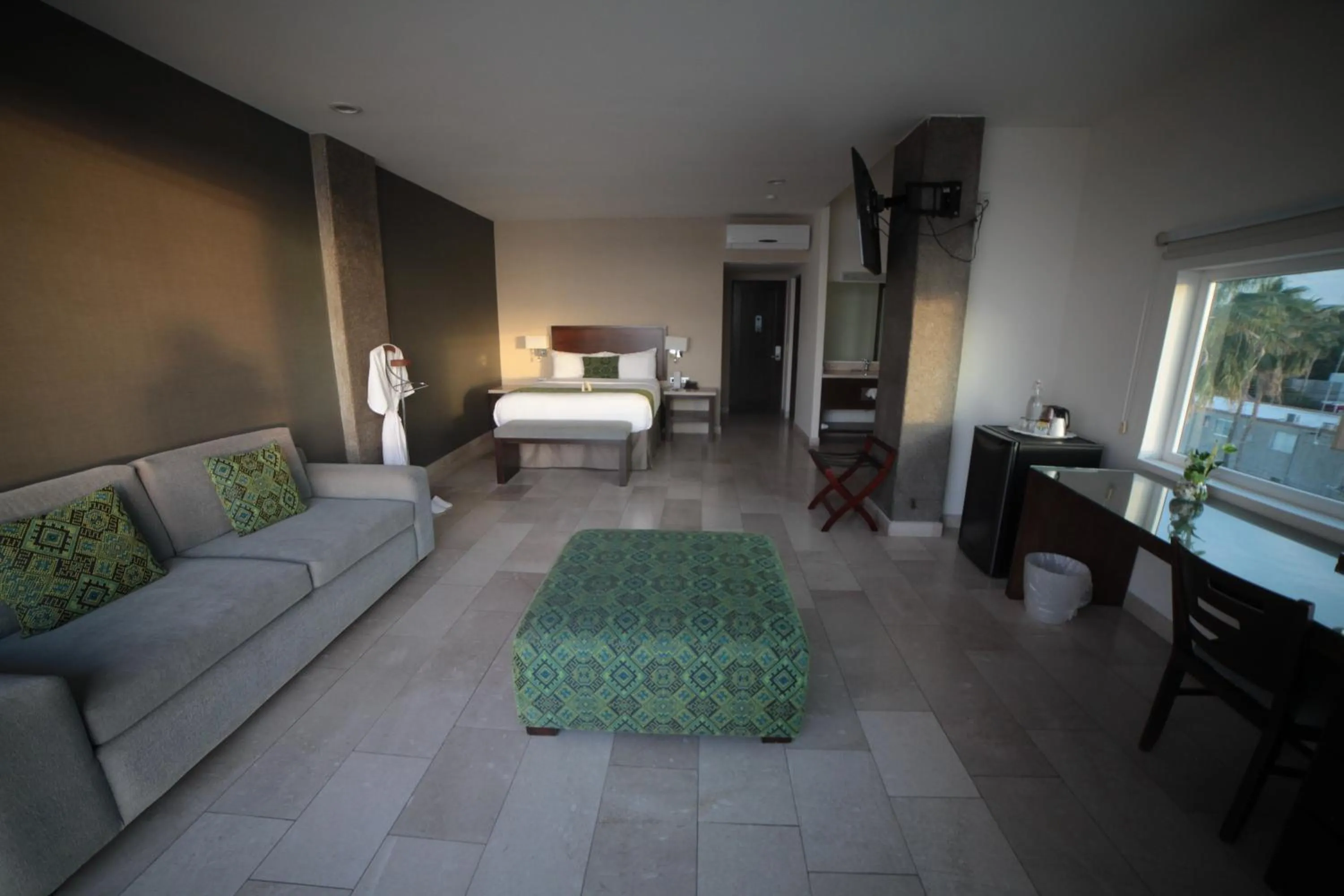 Photo of the whole room, Bed in Seven Crown La Paz Malecon