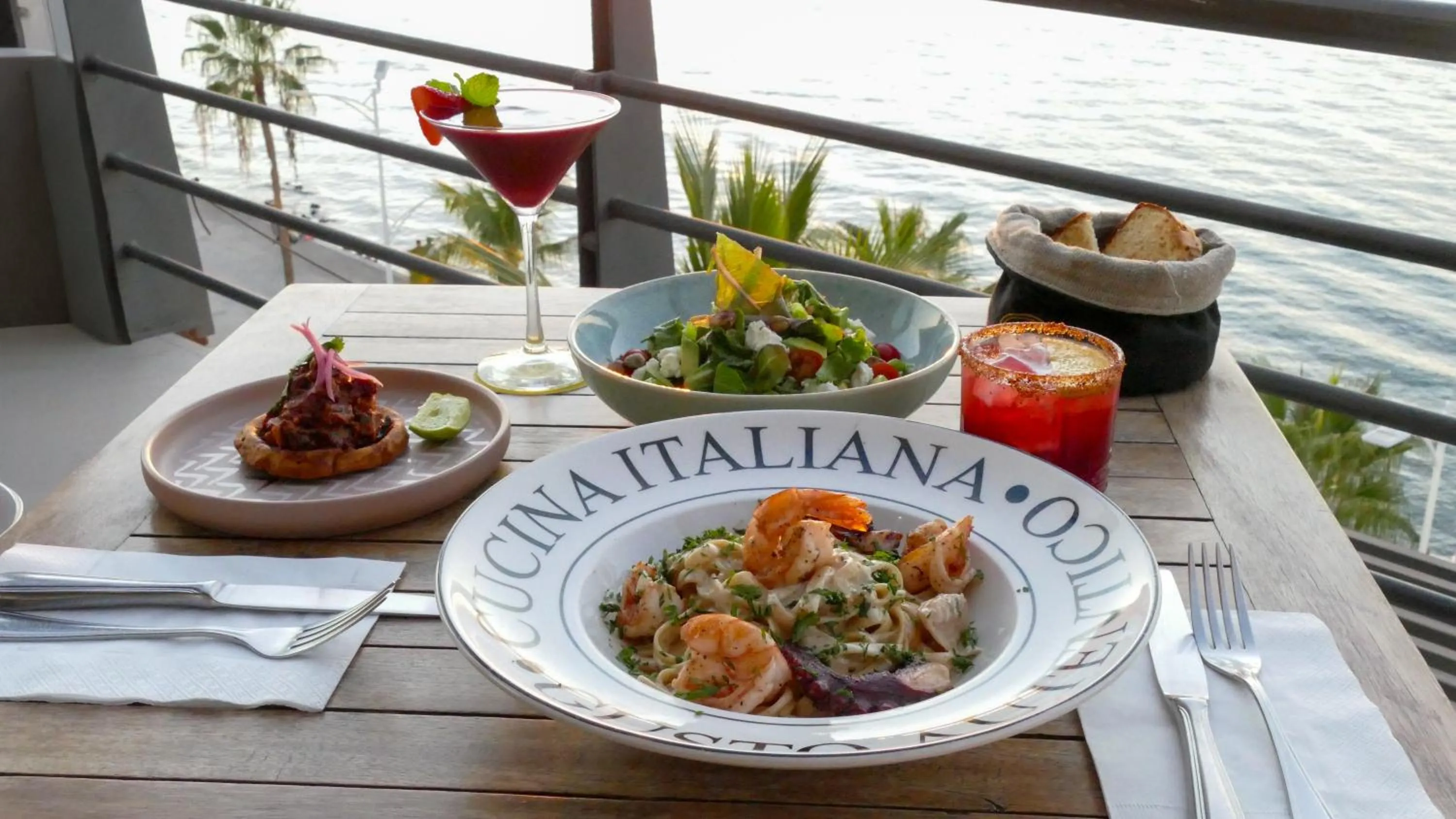 Restaurant/places to eat in Seven Crown La Paz Malecon