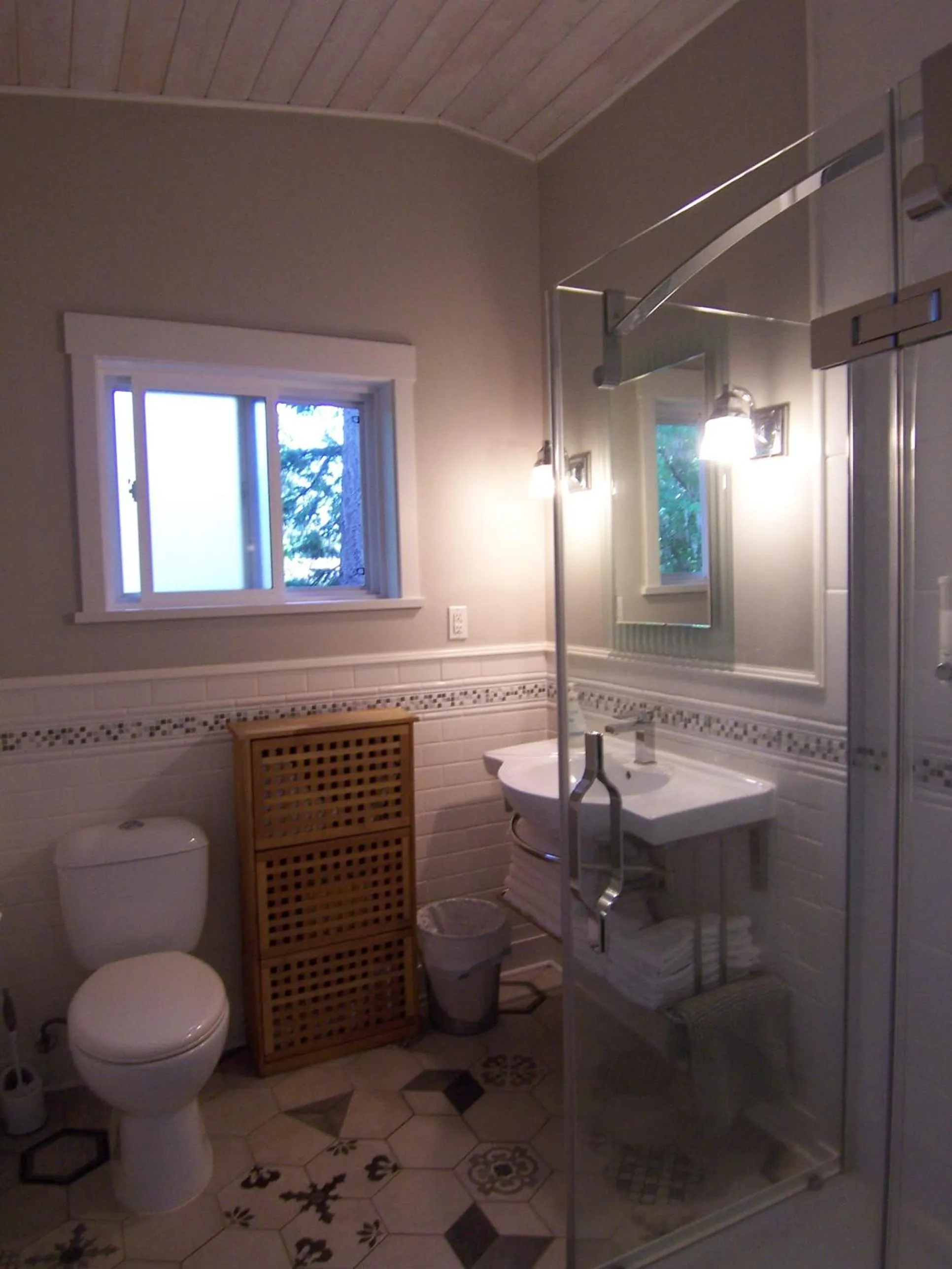 Bathroom in Malaspina Strait Cottage