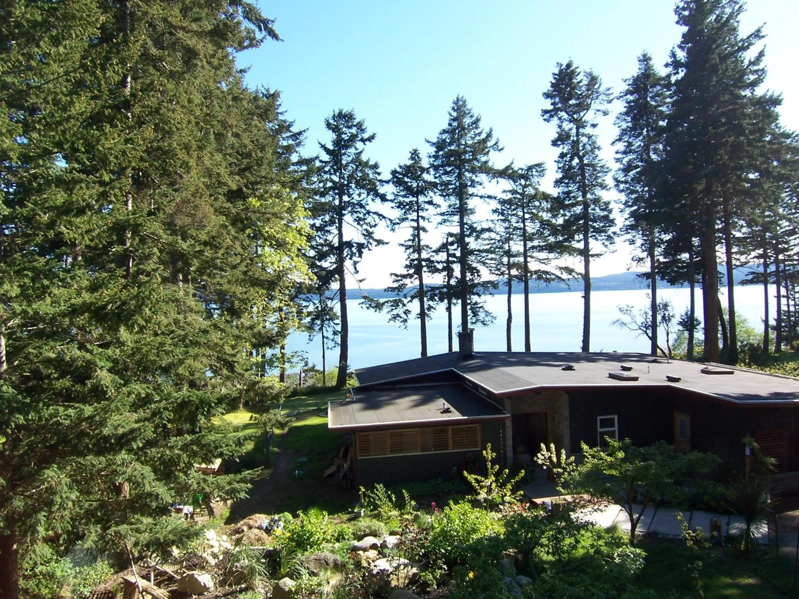 Neighbourhood in Malaspina Strait Cottage