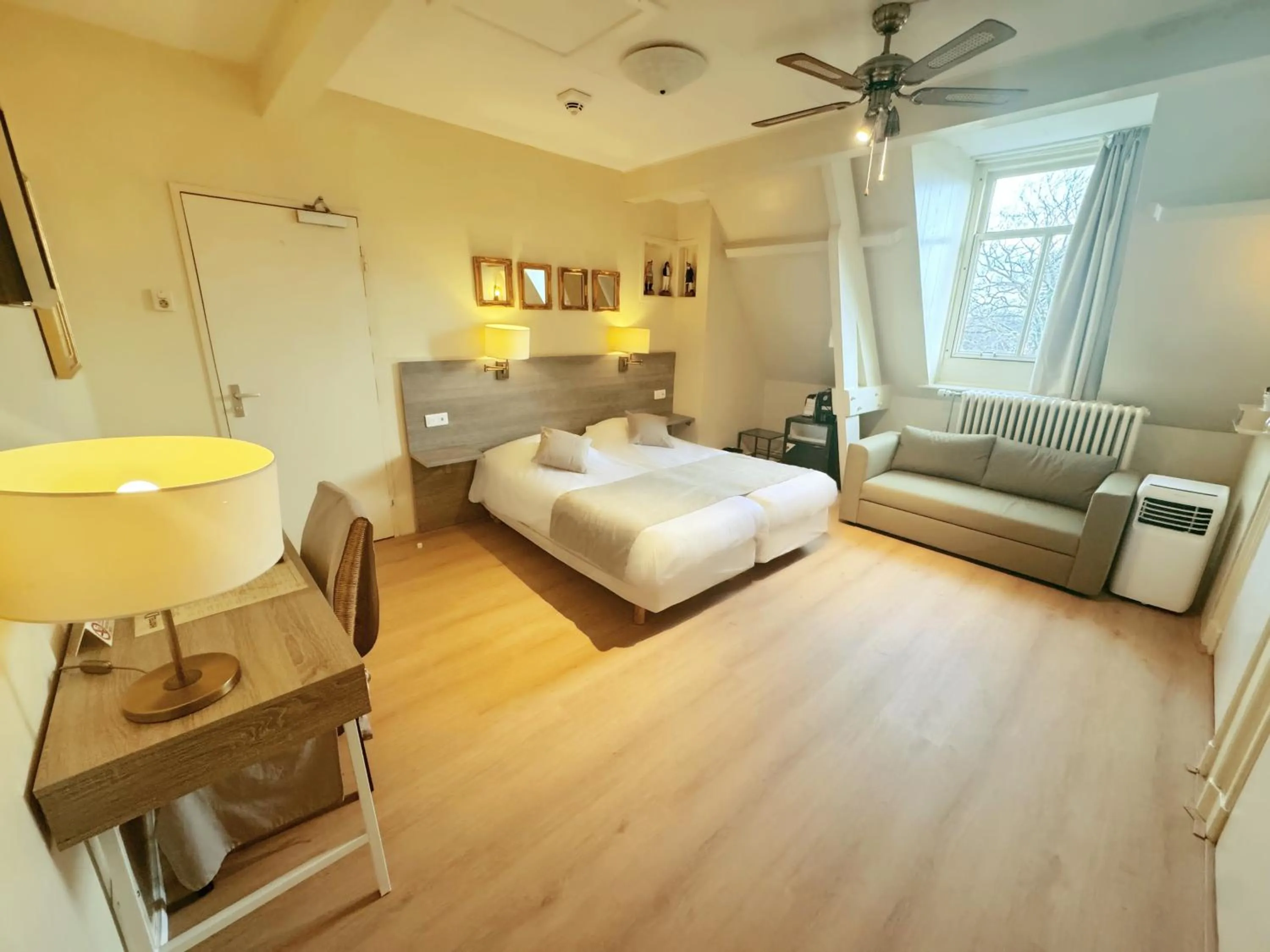 Bedroom, Bed in Hotel Dordrecht