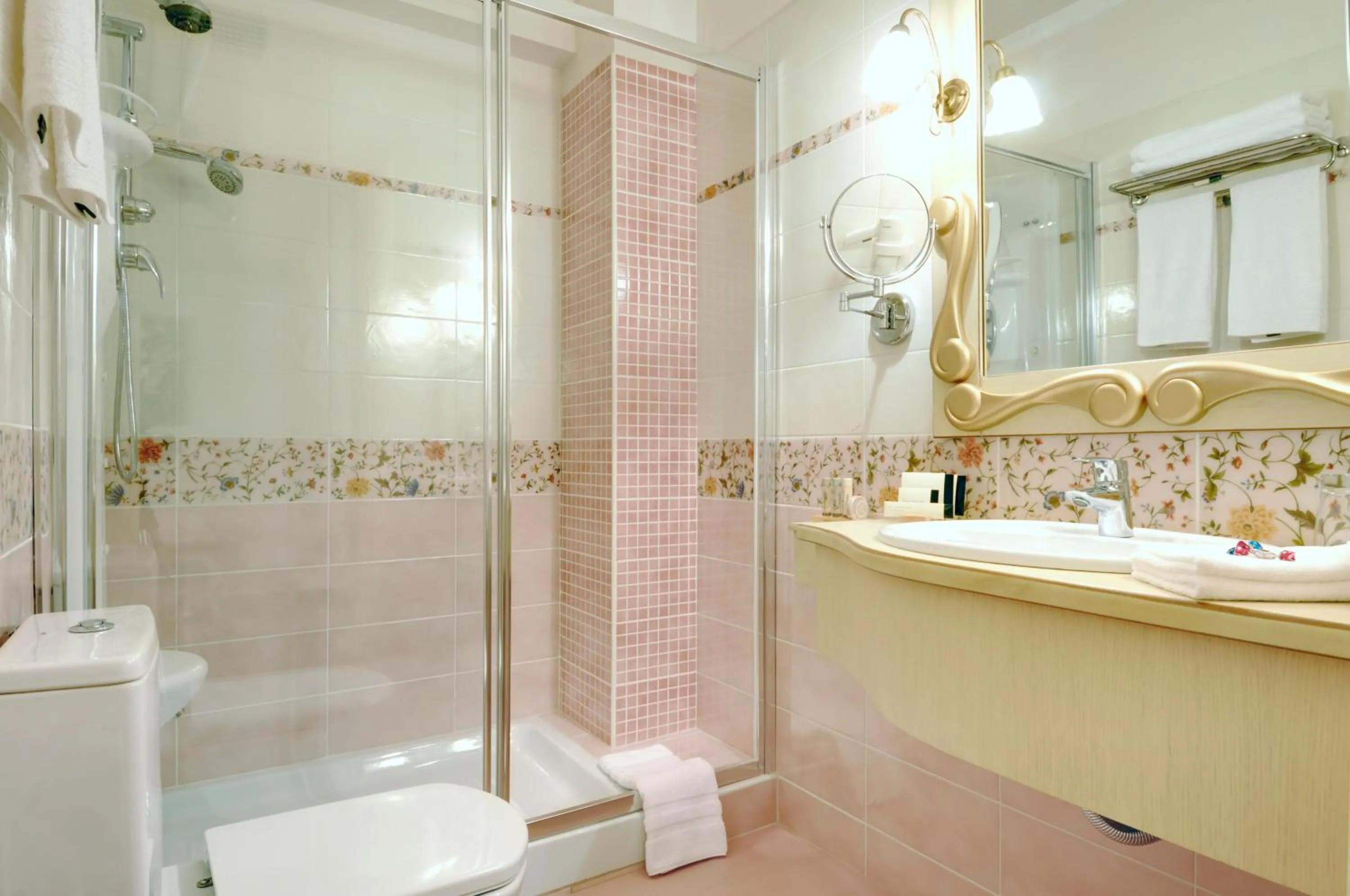 Shower in Stevalia Hotel & Spa