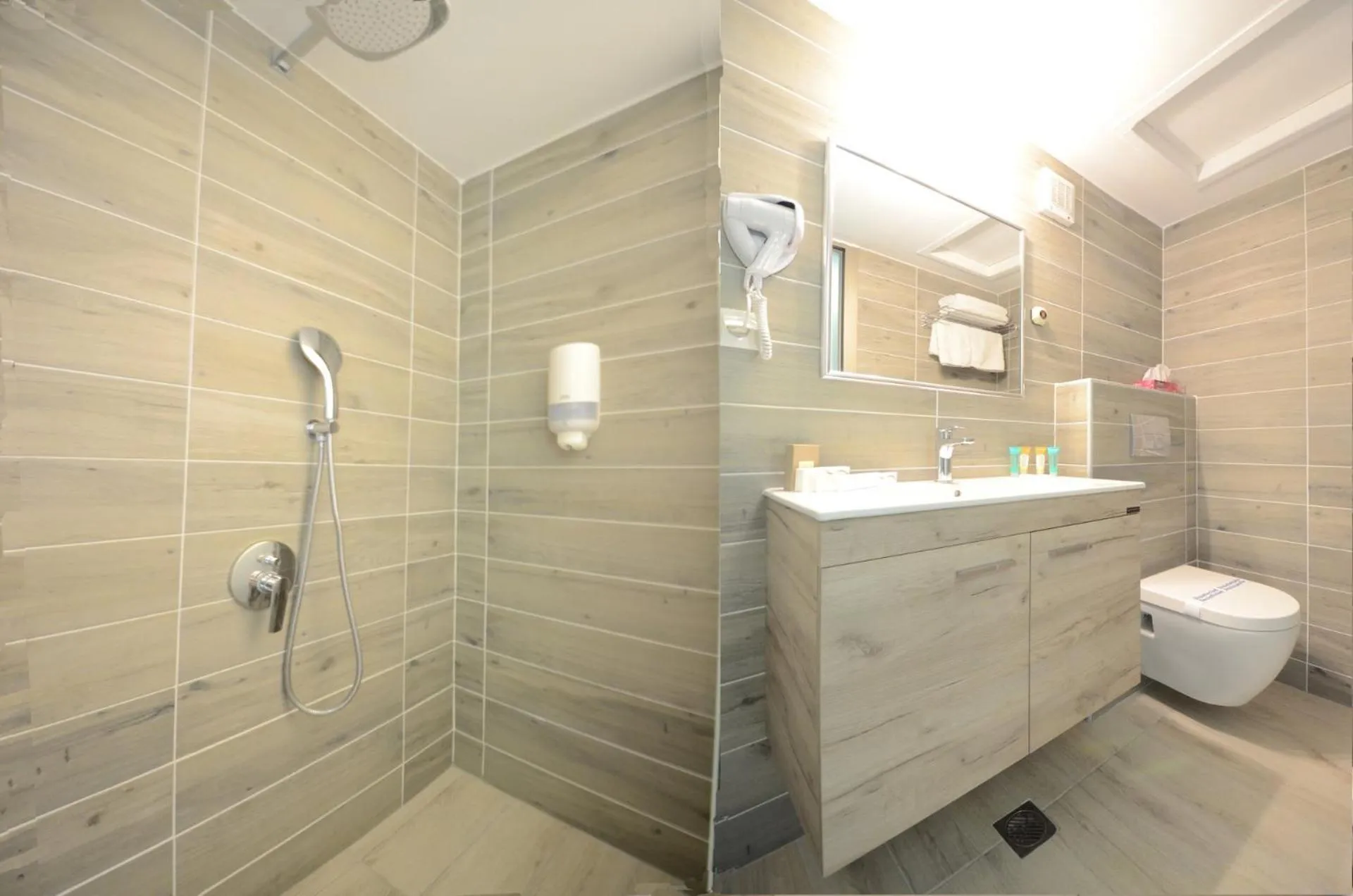 Bathroom in Mendi Hotel