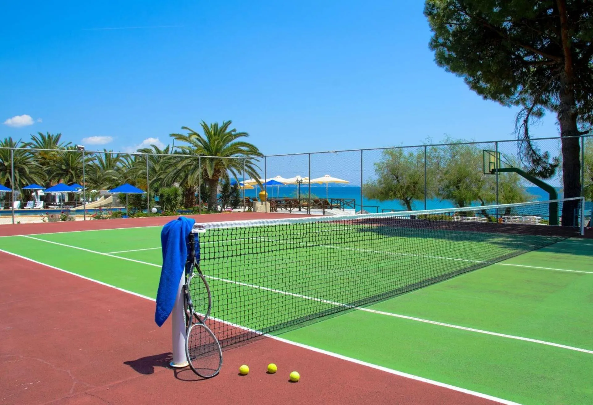 Tennis court in Mendi Hotel