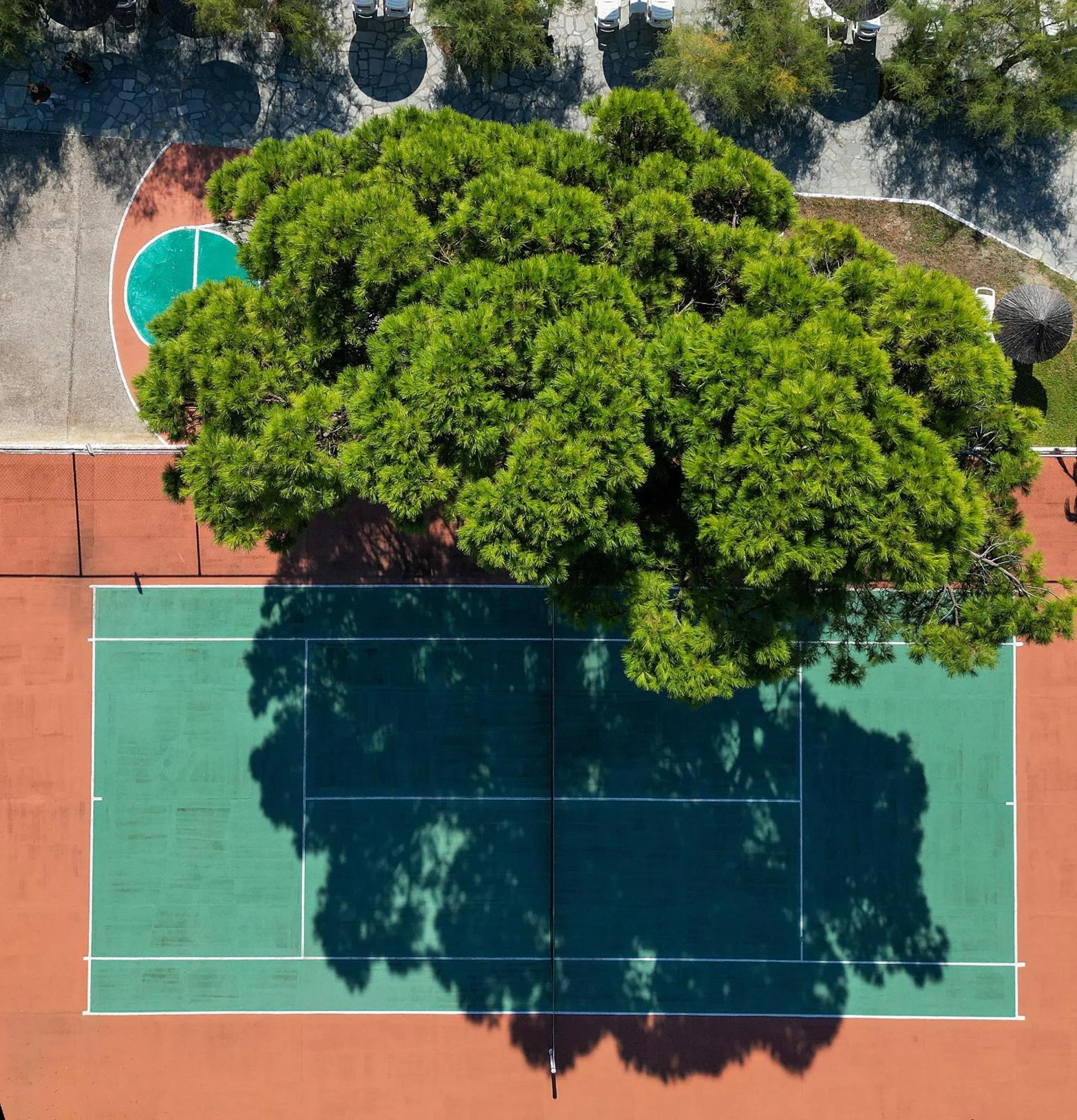 Tennis court in Mendi Hotel