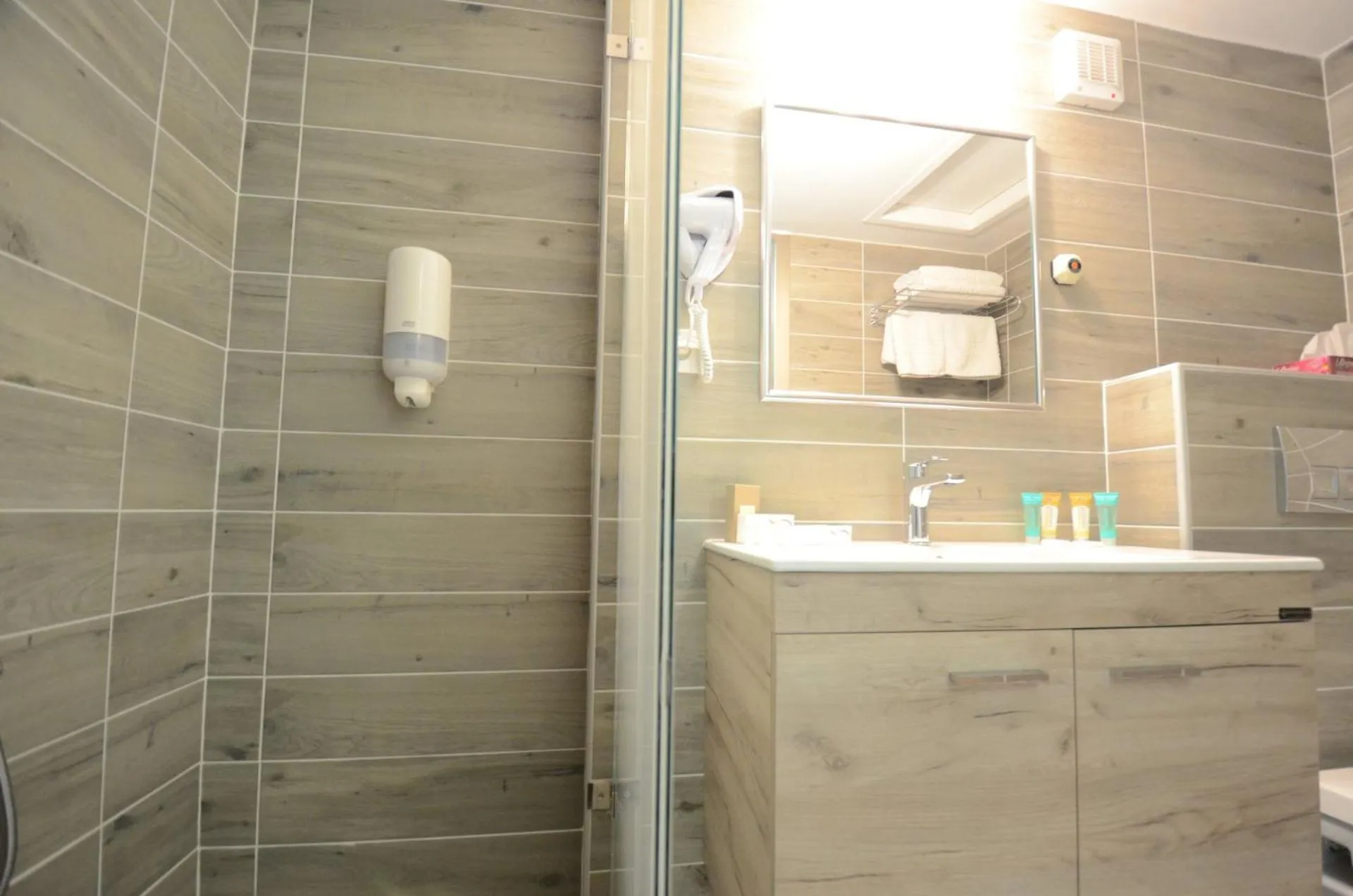 Bathroom in Mendi Hotel