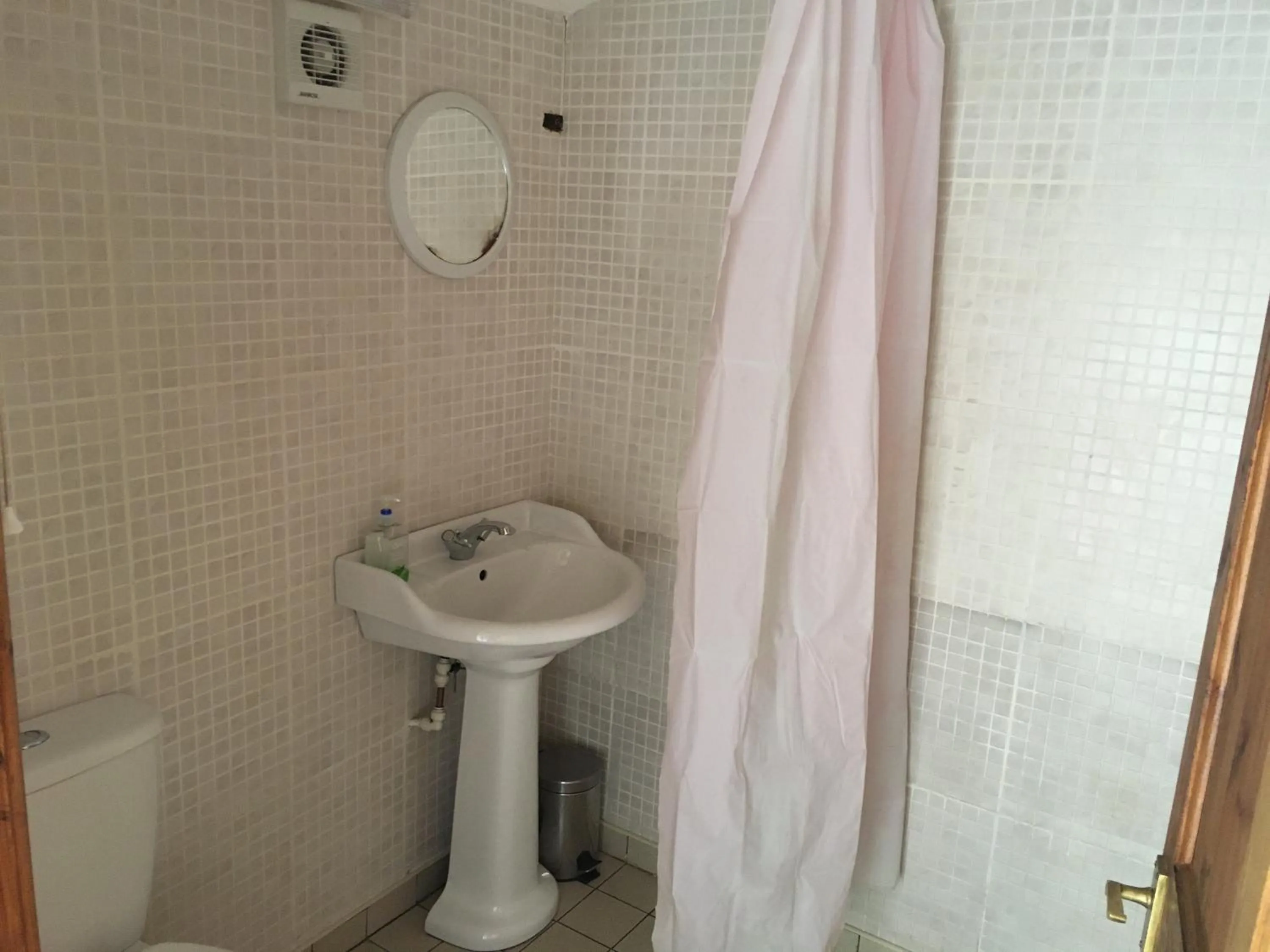 Bathroom in Pantyrathro International Hostel