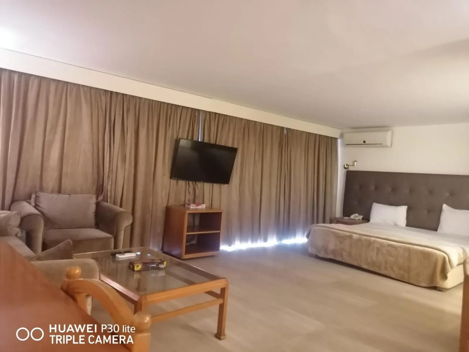 Photo of the whole room, Bed in Charles Hotel