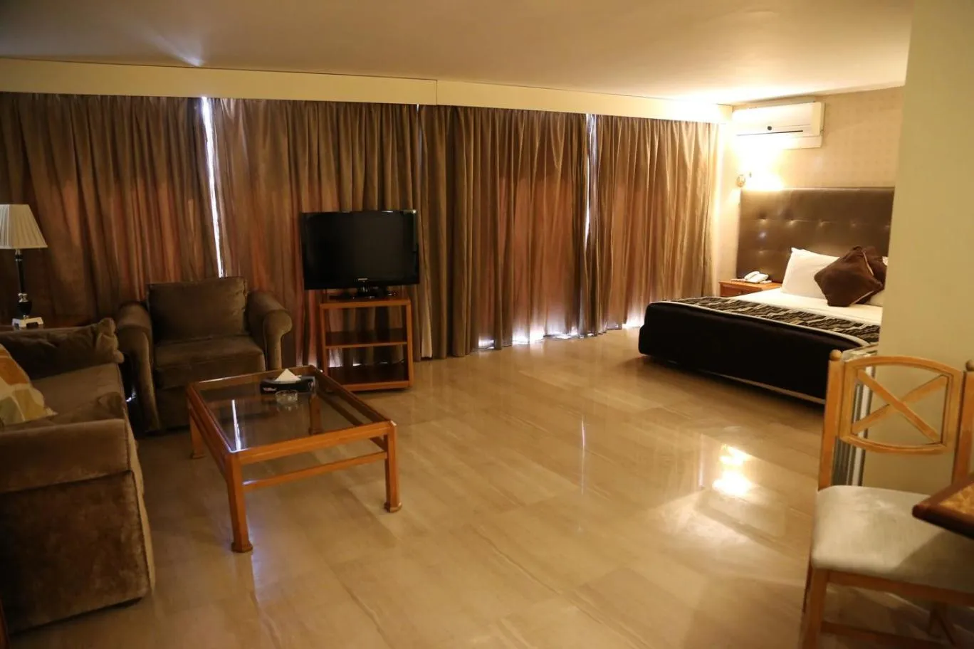 Photo of the whole room in Charles Hotel