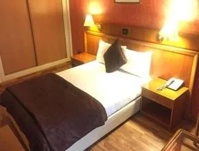 Shower, Bed in Charles Hotel