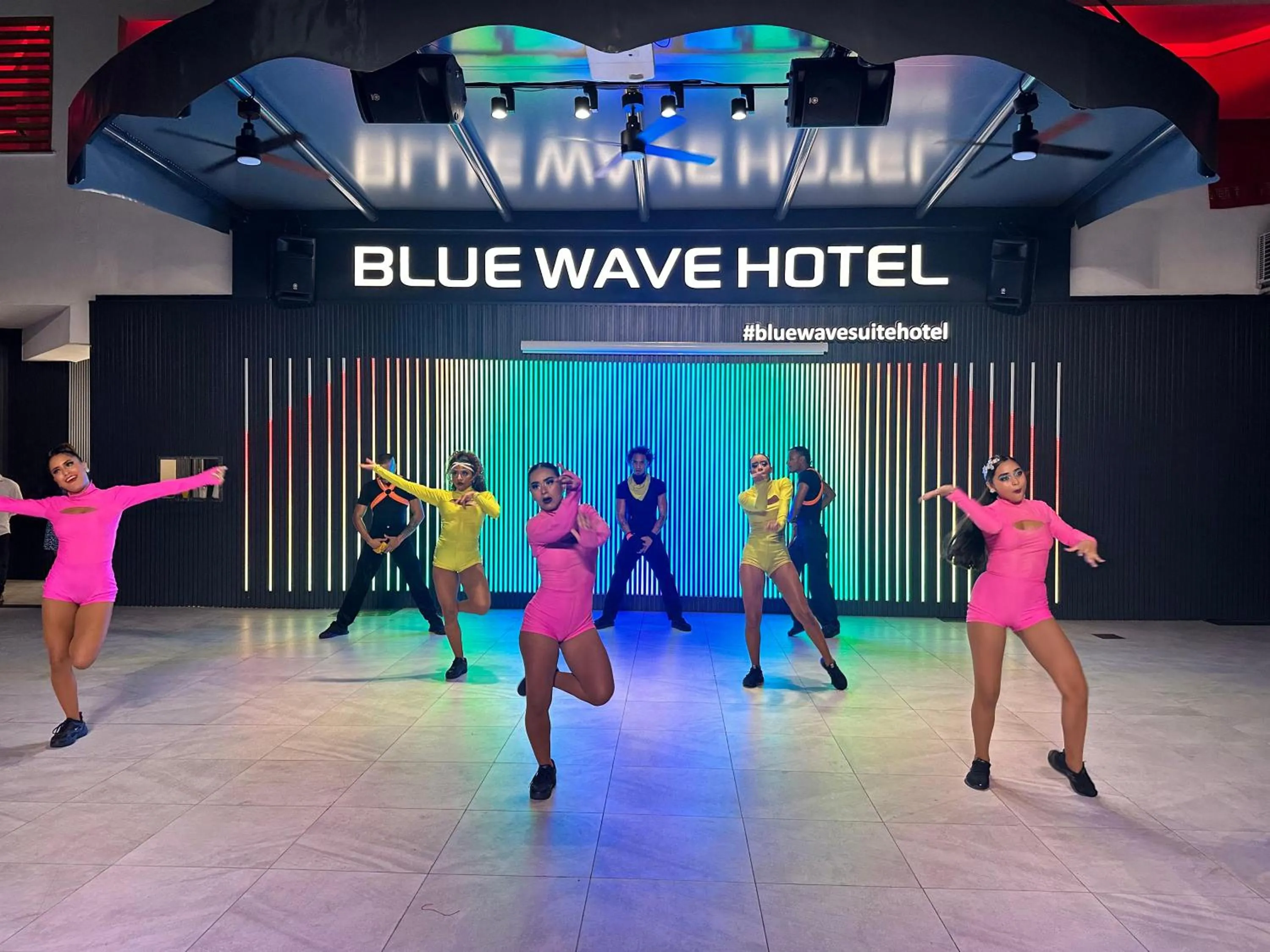Nightclub / DJ in Blue Wave Suite Hotel