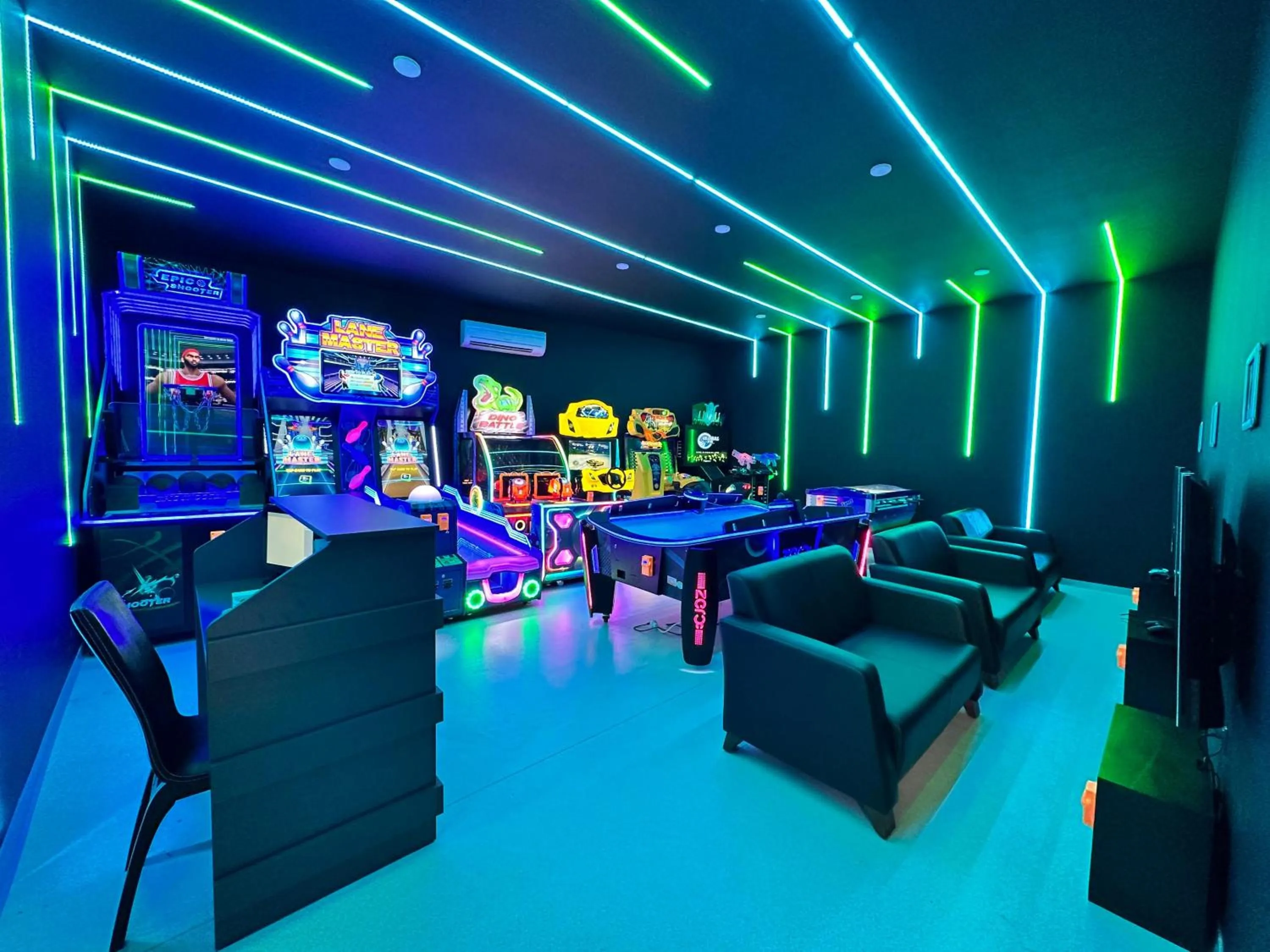 children in Blue Wave Suite Hotel