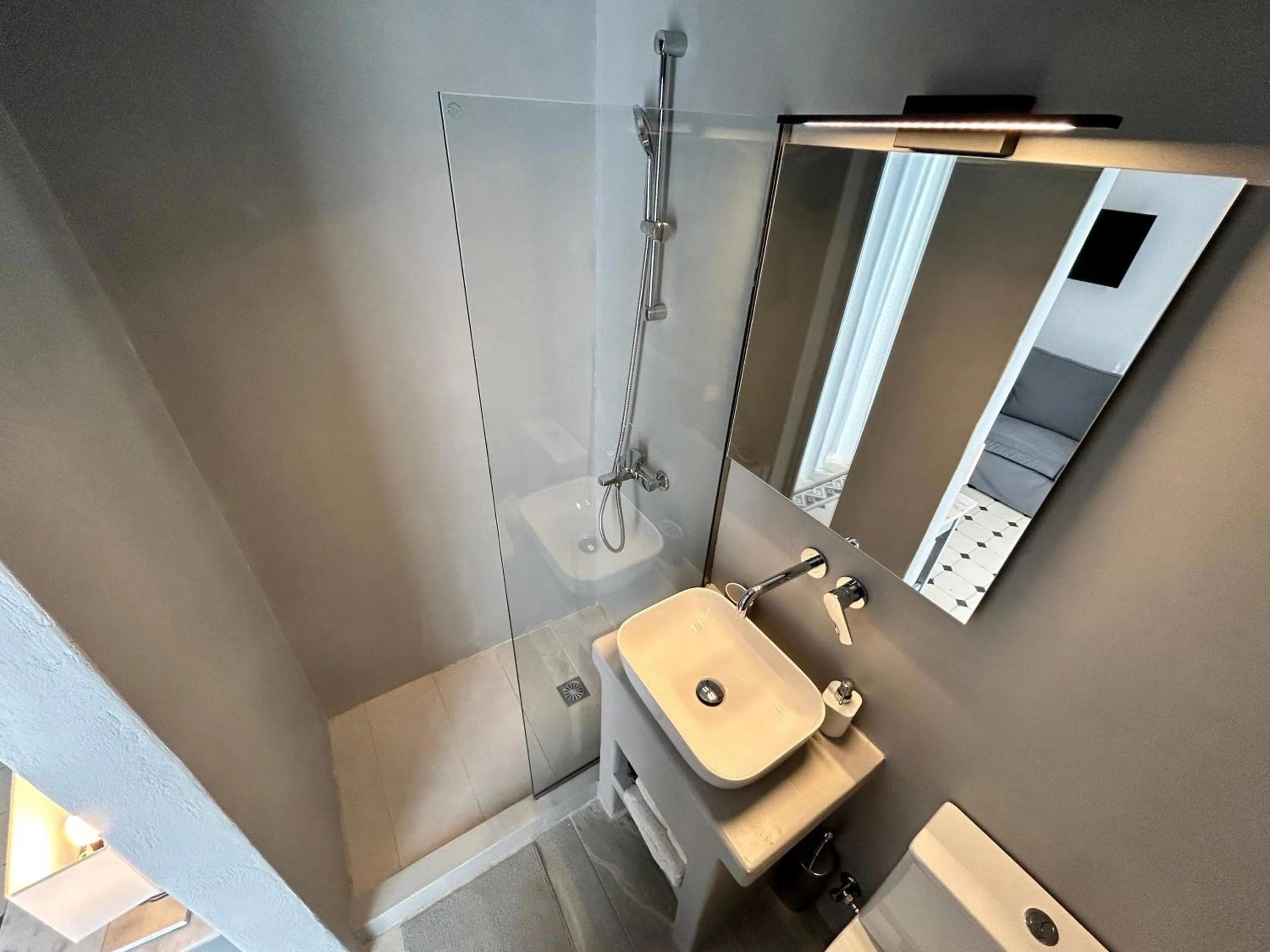 Shower in Tinion Urban Hotel