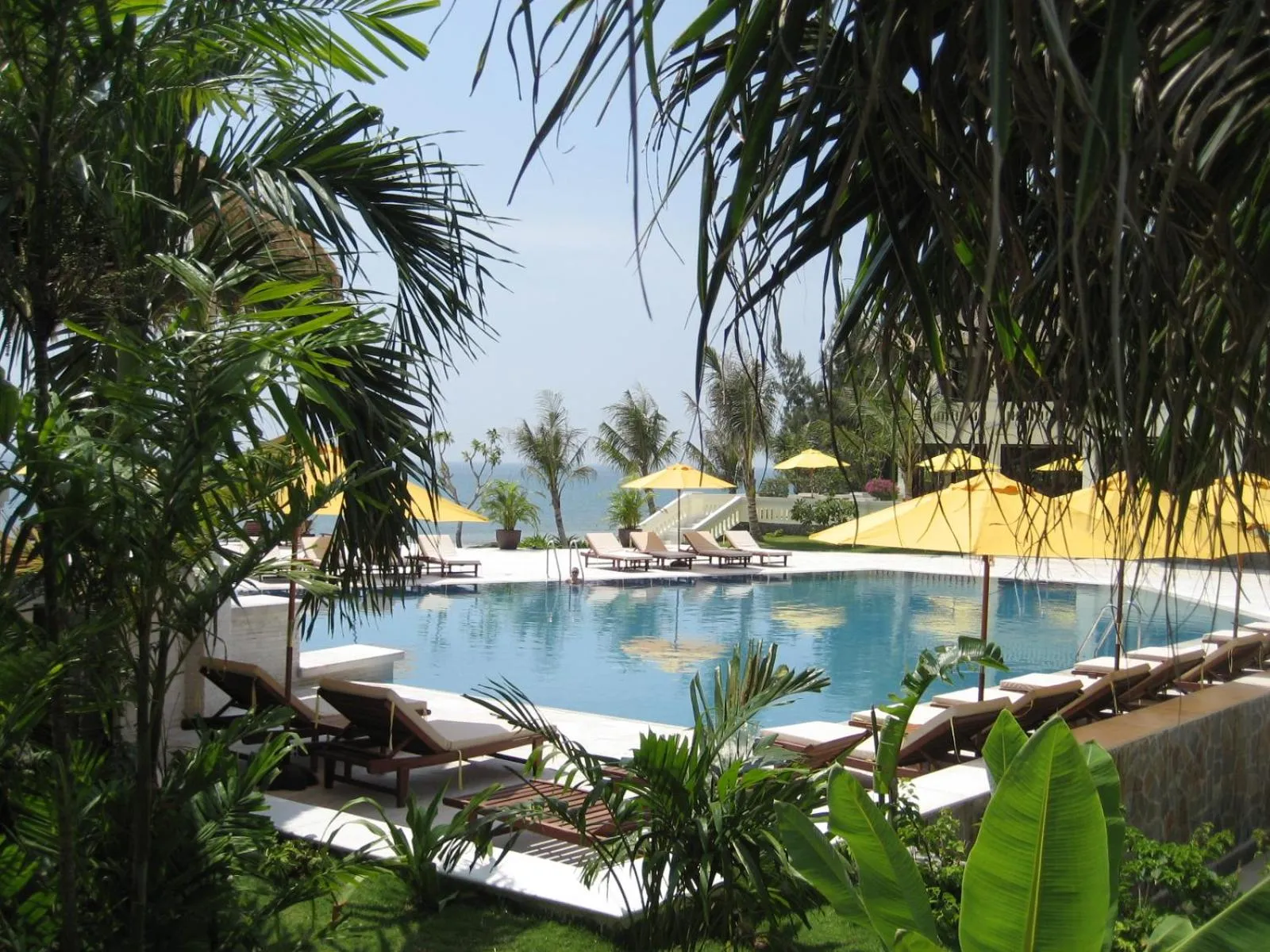 Swimming pool in Allezboo Beach Resort & Spa