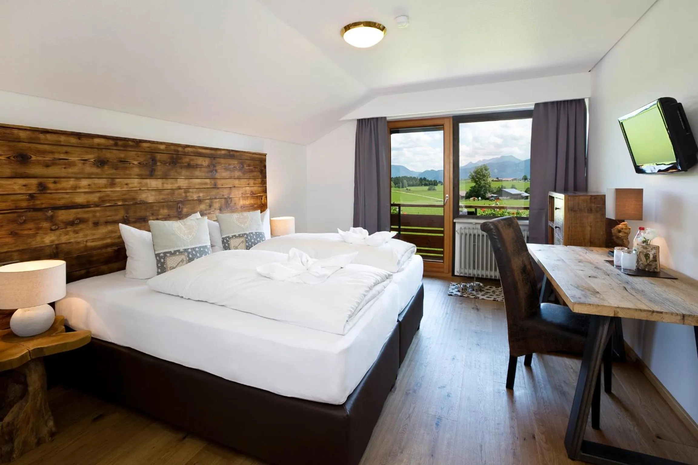 Photo of the whole room, Bed in Hotel Alpenglühn