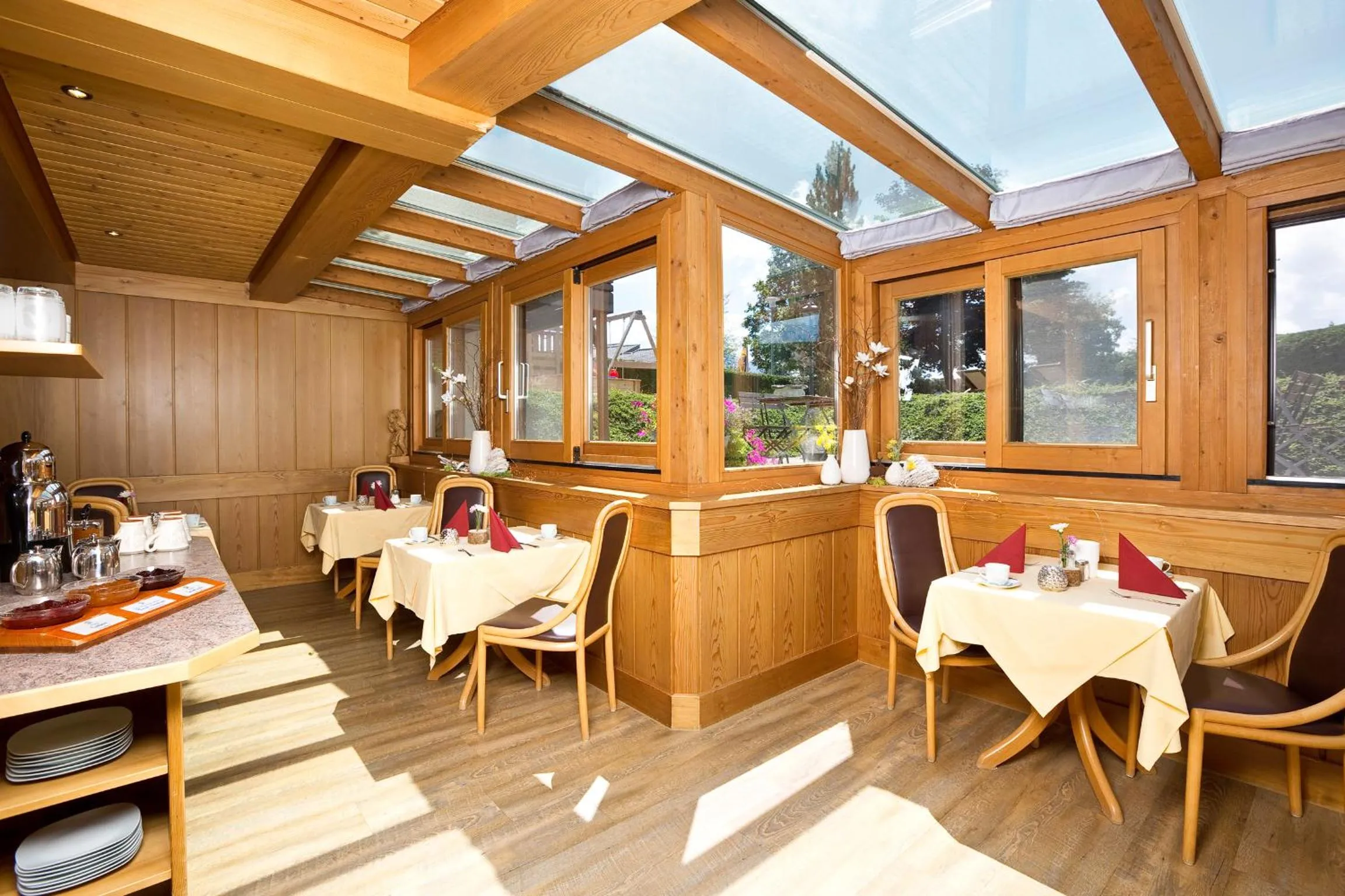 Dining area in Hotel Alpenglühn
