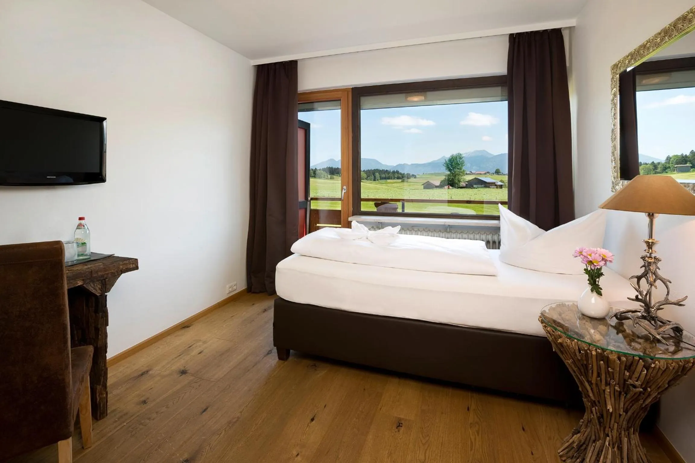 Photo of the whole room, Bed in Hotel Alpenglühn