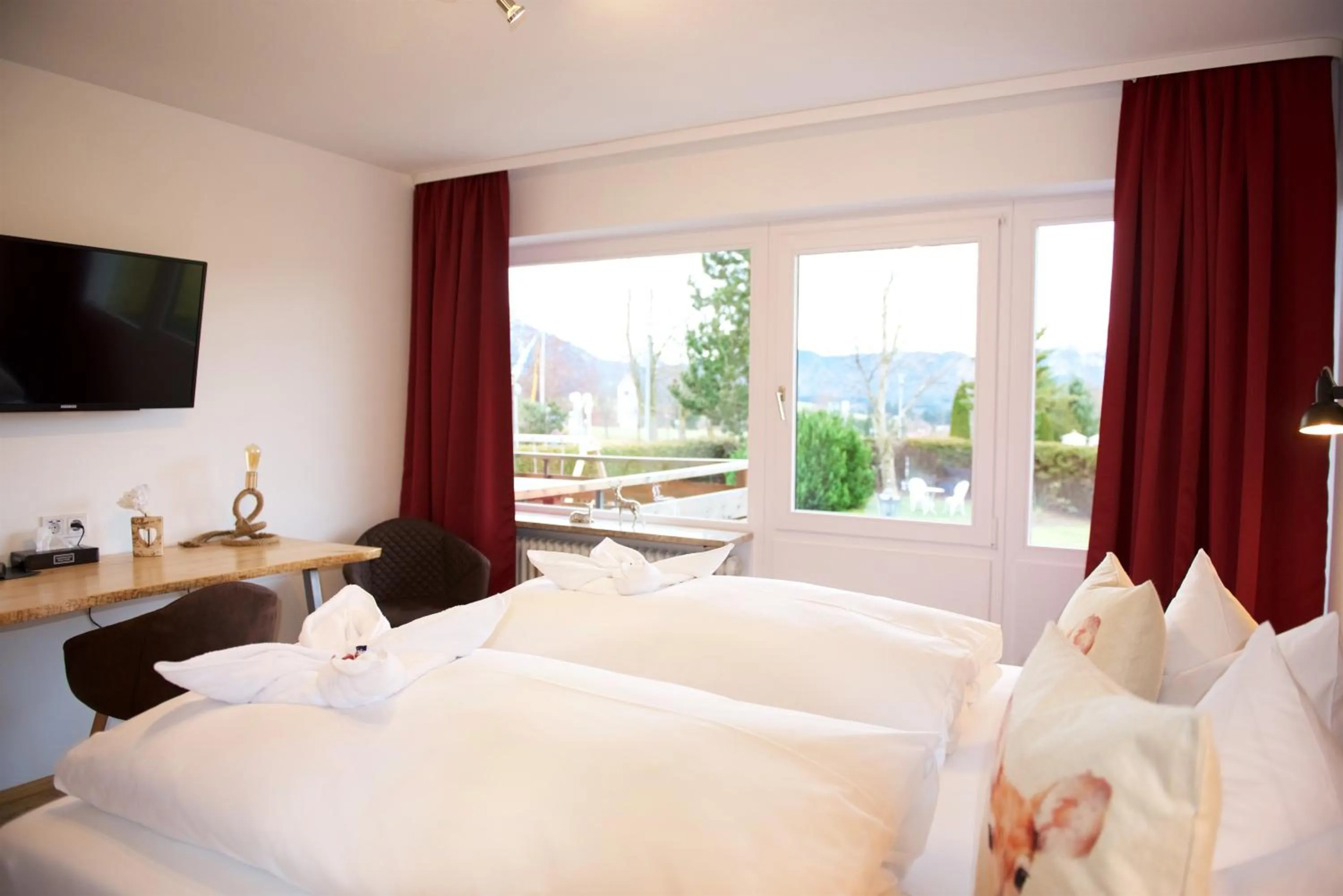 Bedroom, Bed in Hotel Alpenglühn