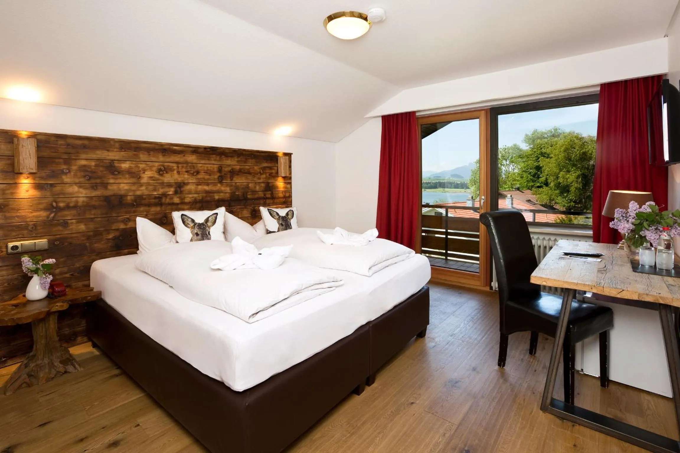 Bedroom, Bed in Hotel Alpenglühn