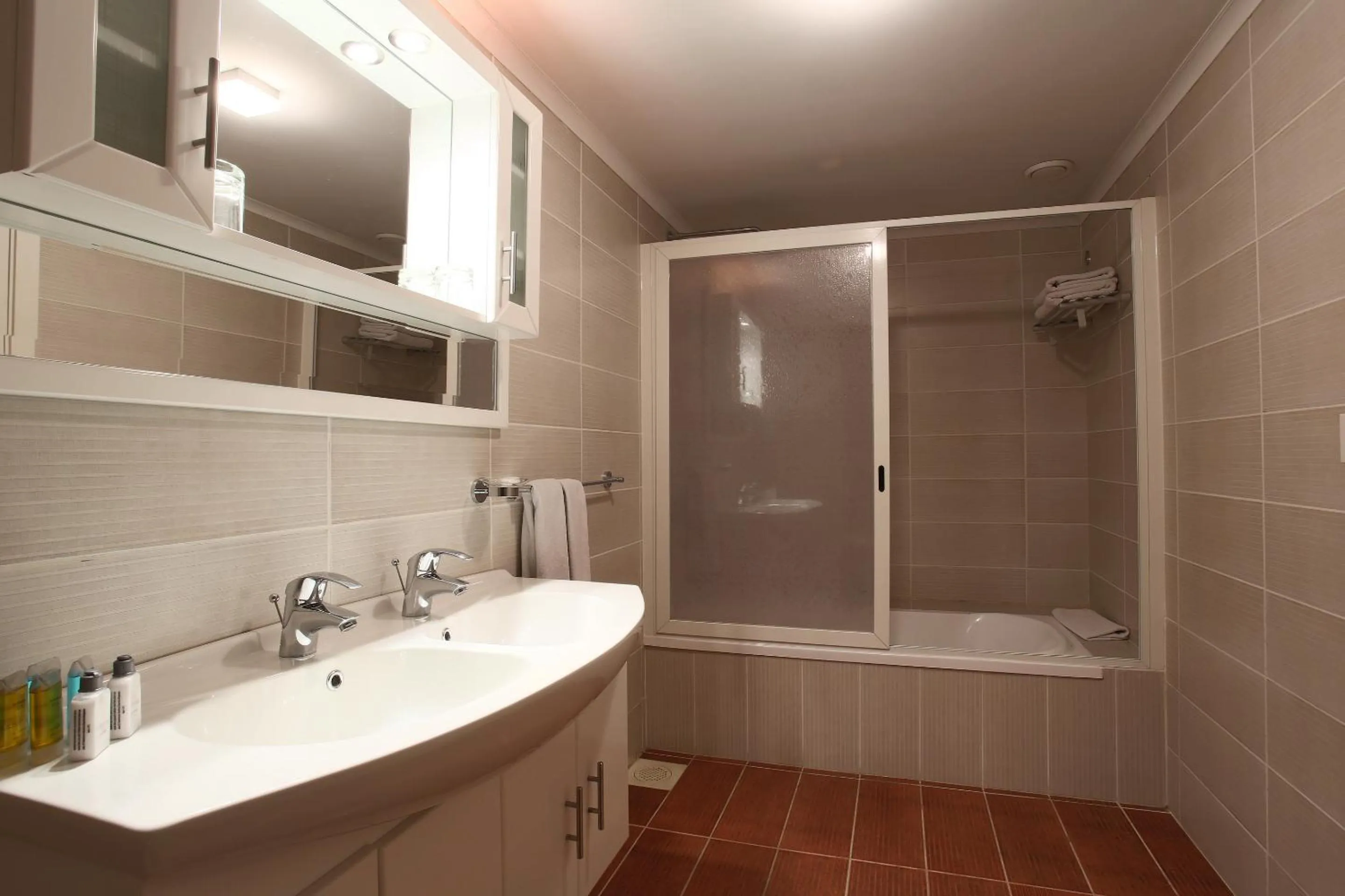 Shower in Monoberge Hotel