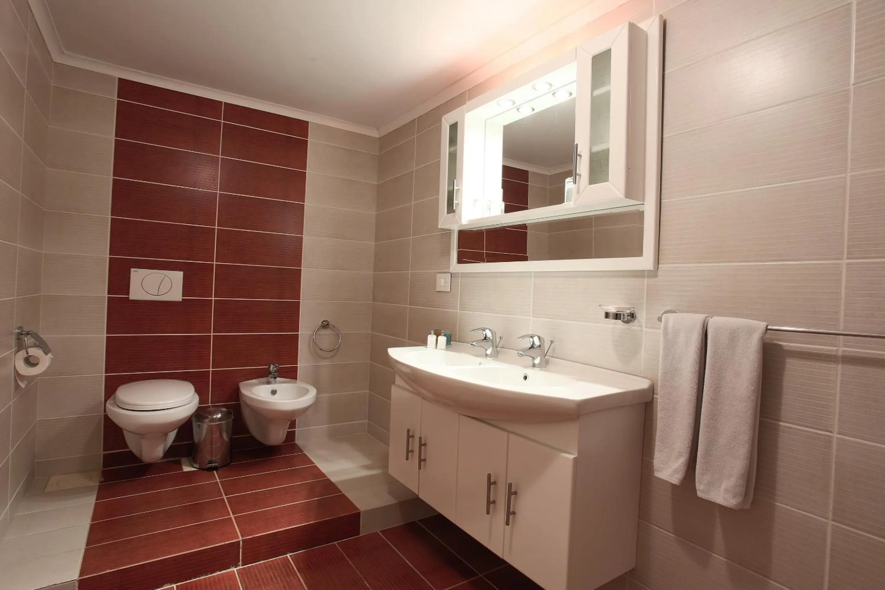 Shower in Monoberge Hotel