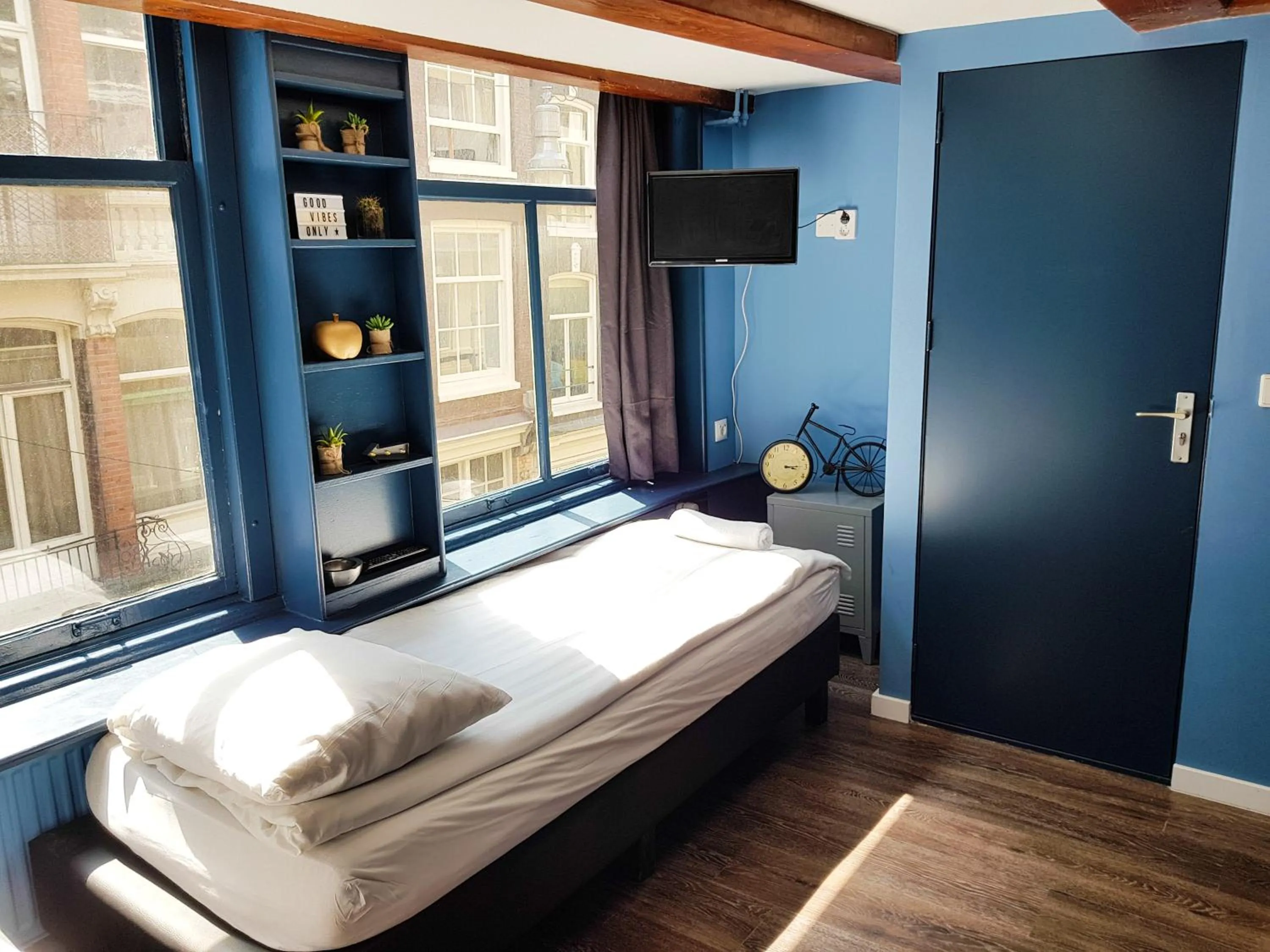 Bed in Urban Vibes Guesthouse