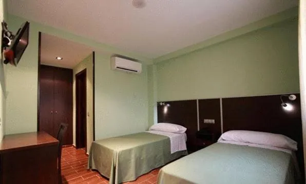 Photo of the whole room, Bed in Hostal Avenida Barajas