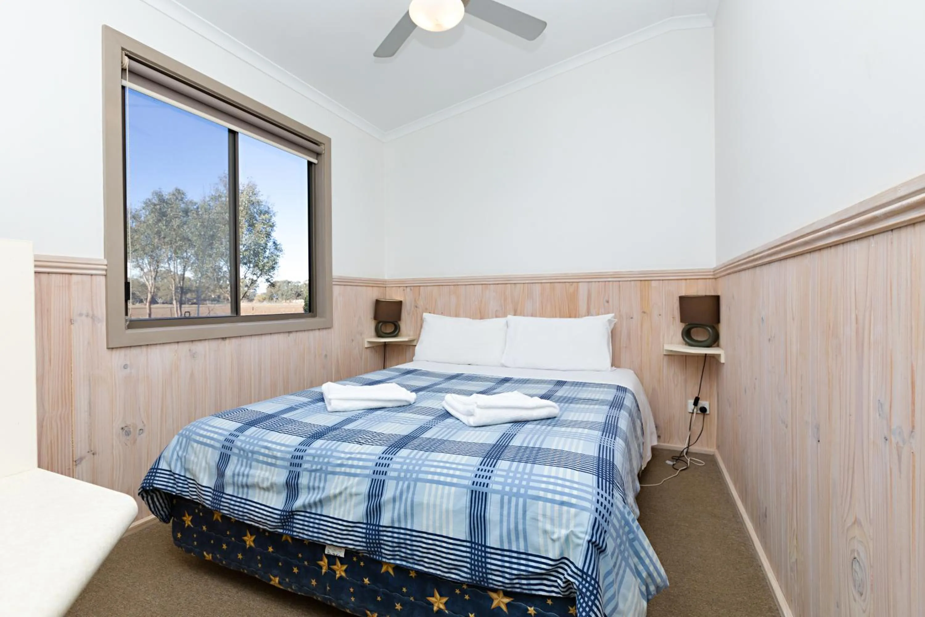 Bedroom, Bed in Gardenview