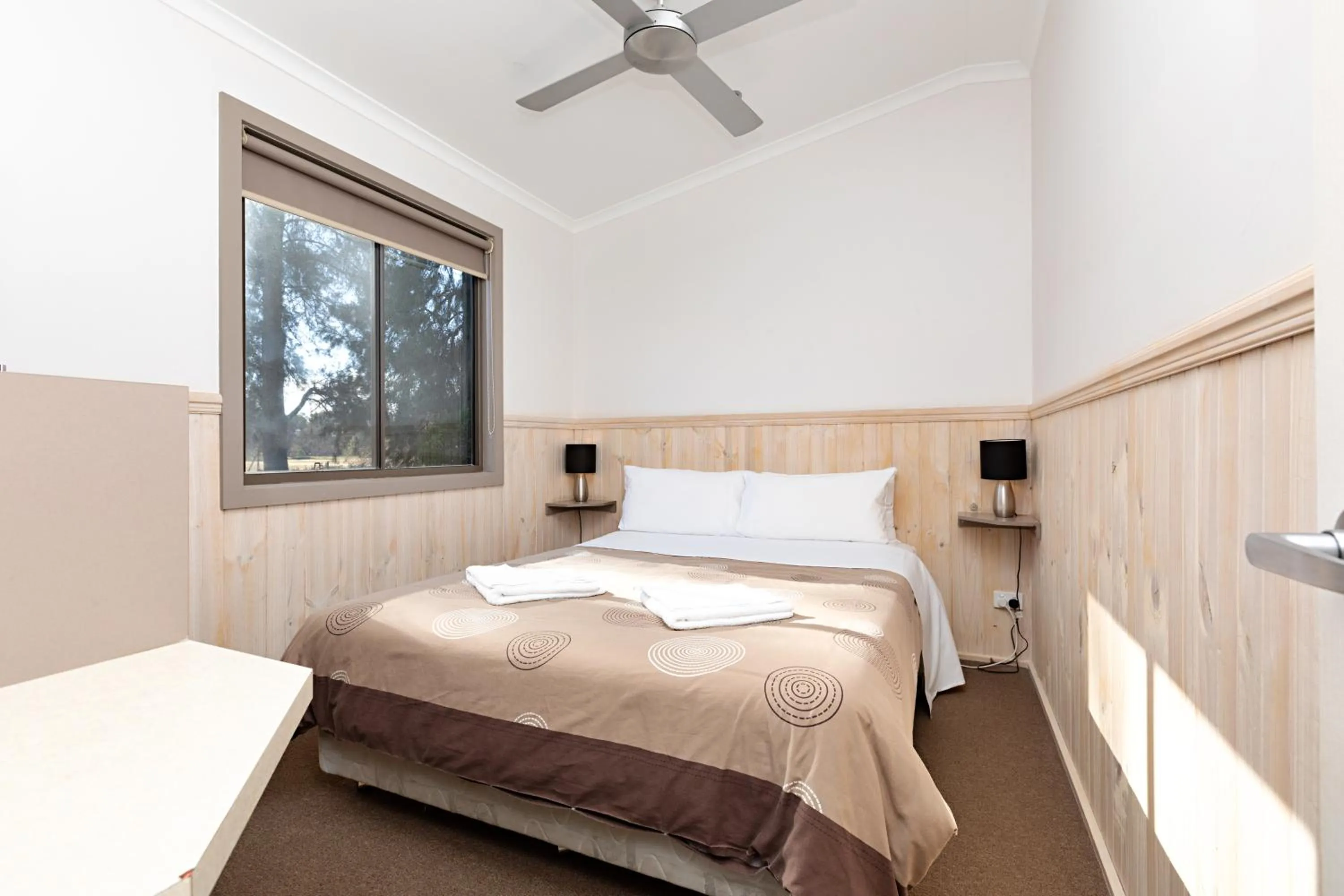 Bedroom, Bed in Gardenview