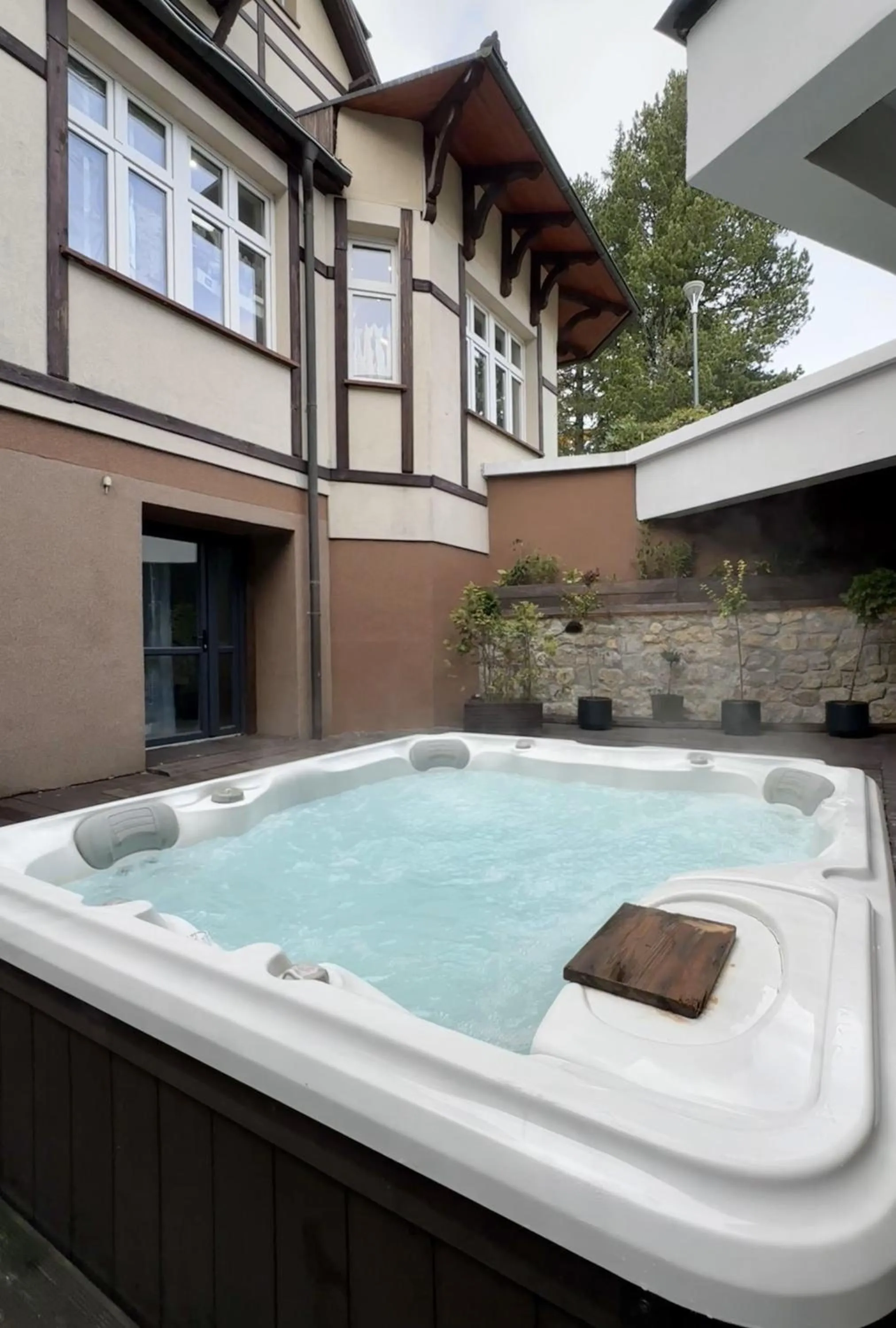 Hot Tub in Tarasy Wang