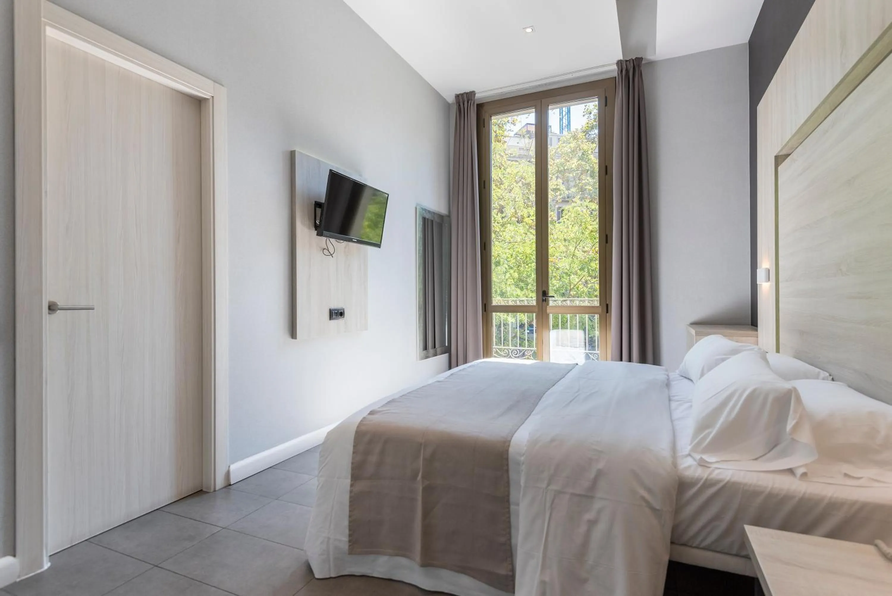 Decorative detail, Bed in Plaza Goya Rooms