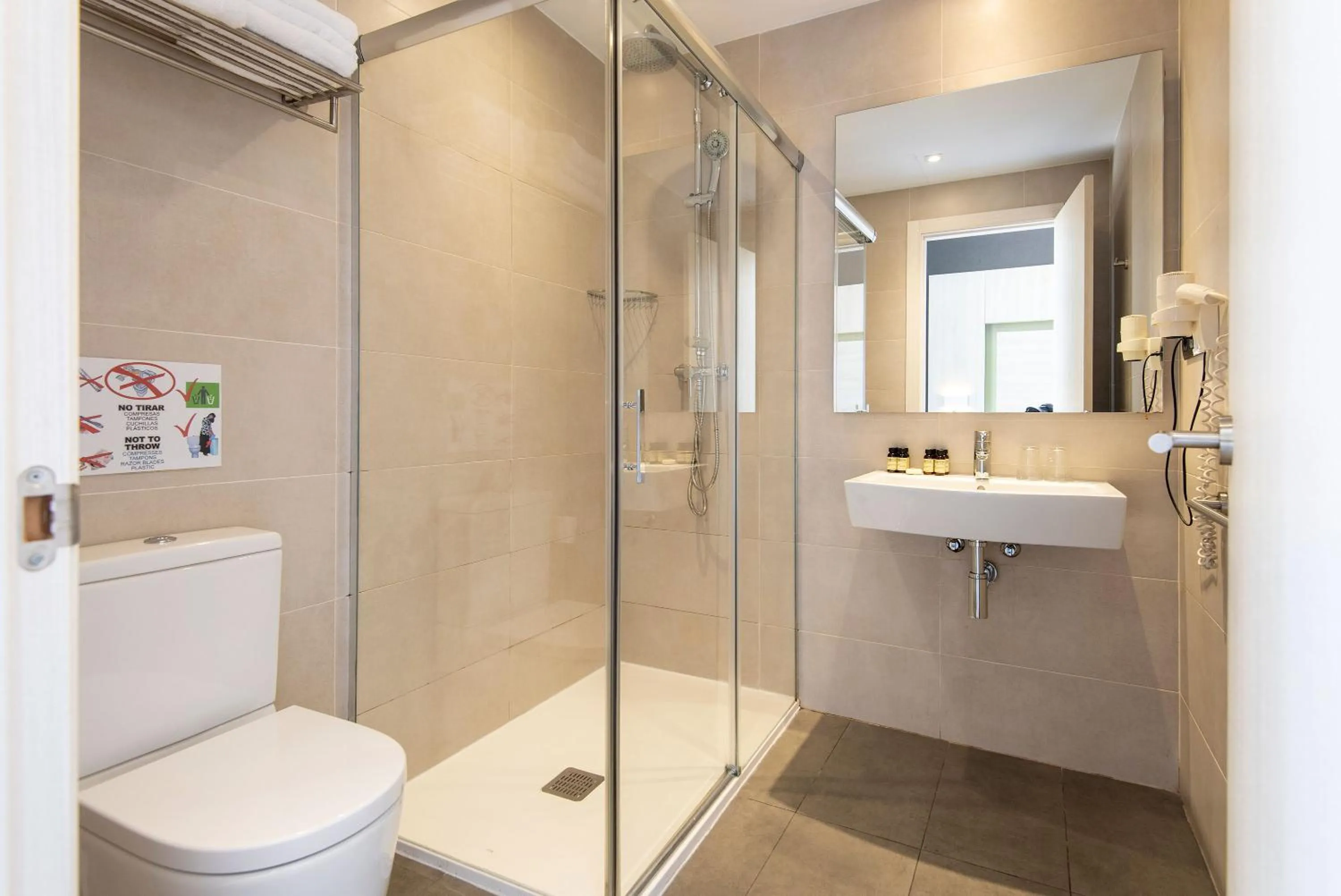 Shower in Plaza Goya Rooms