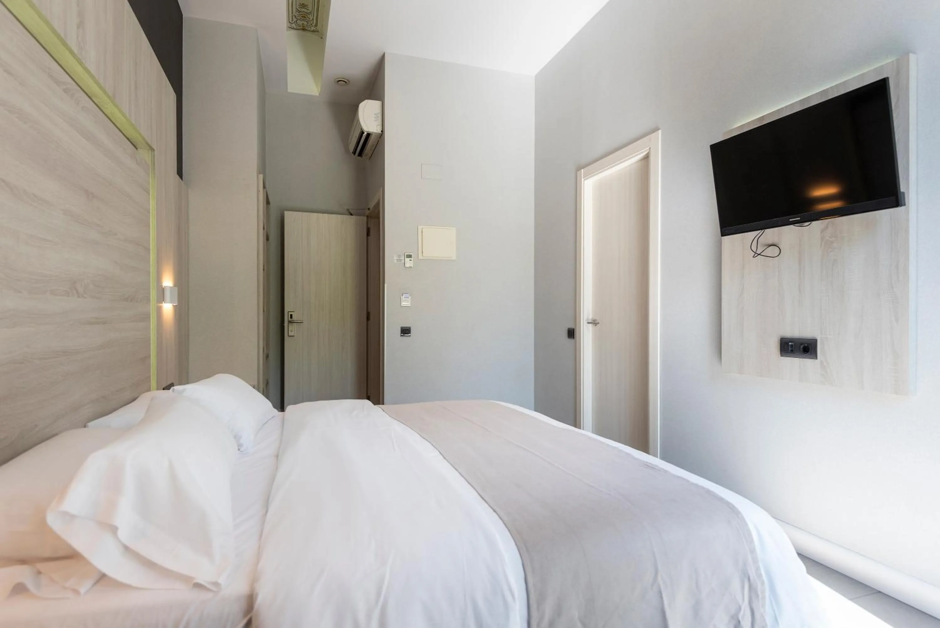 Communal lounge/ TV room, Bed in Plaza Goya Rooms