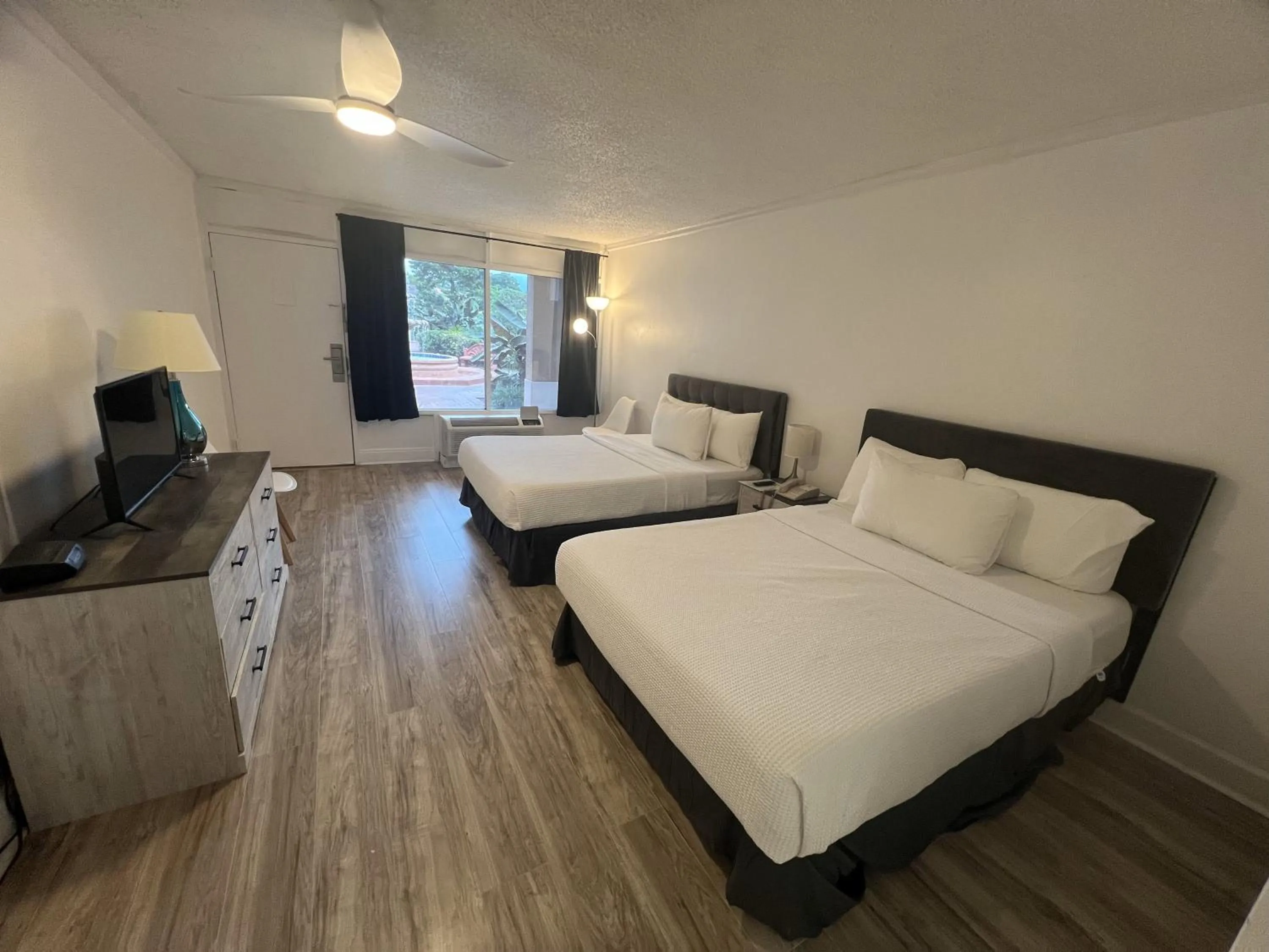 Photo of the whole room, Bed in Grand Palms Spa & Golf Resort