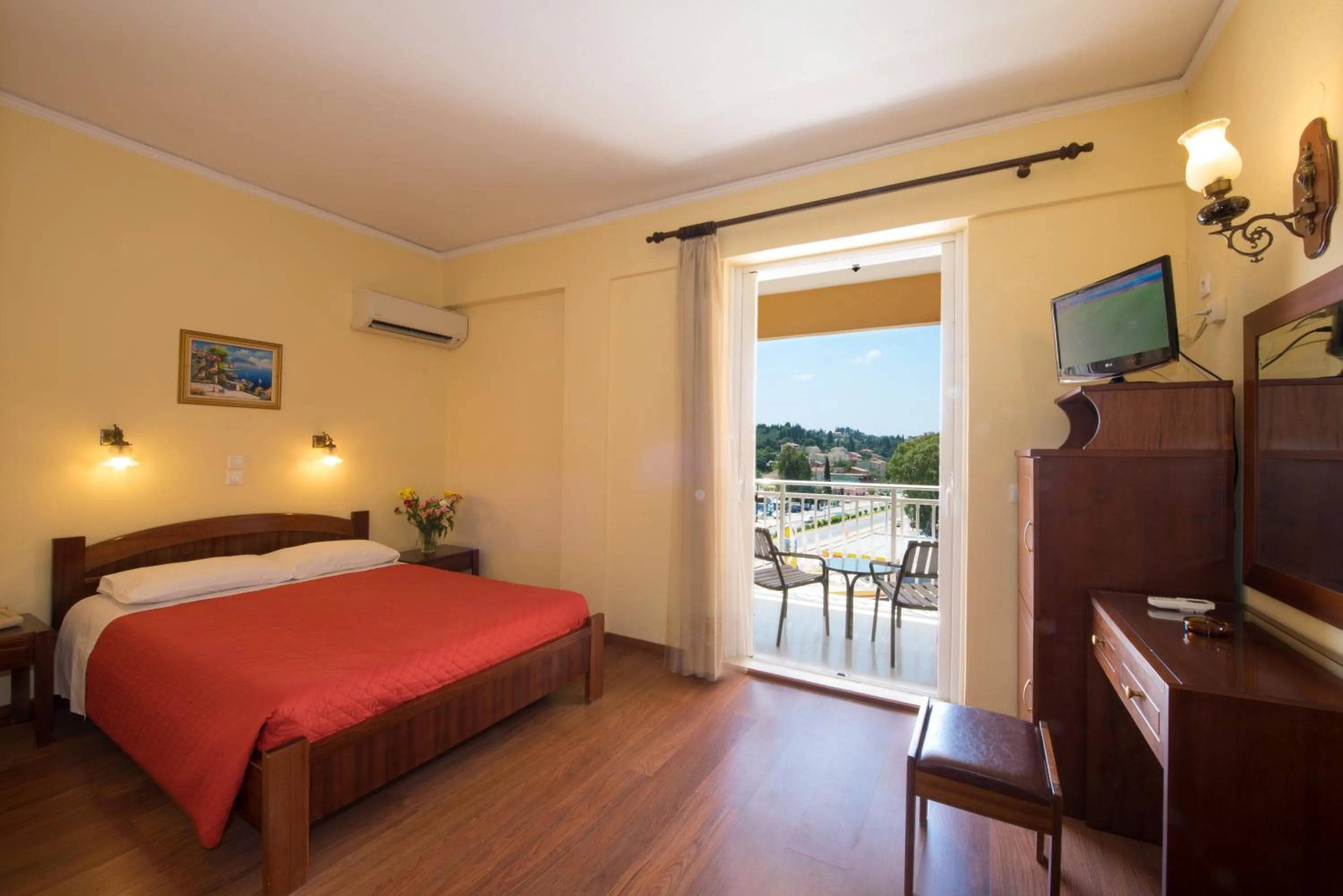 Photo of the whole room, Bed in Sunset Hotel