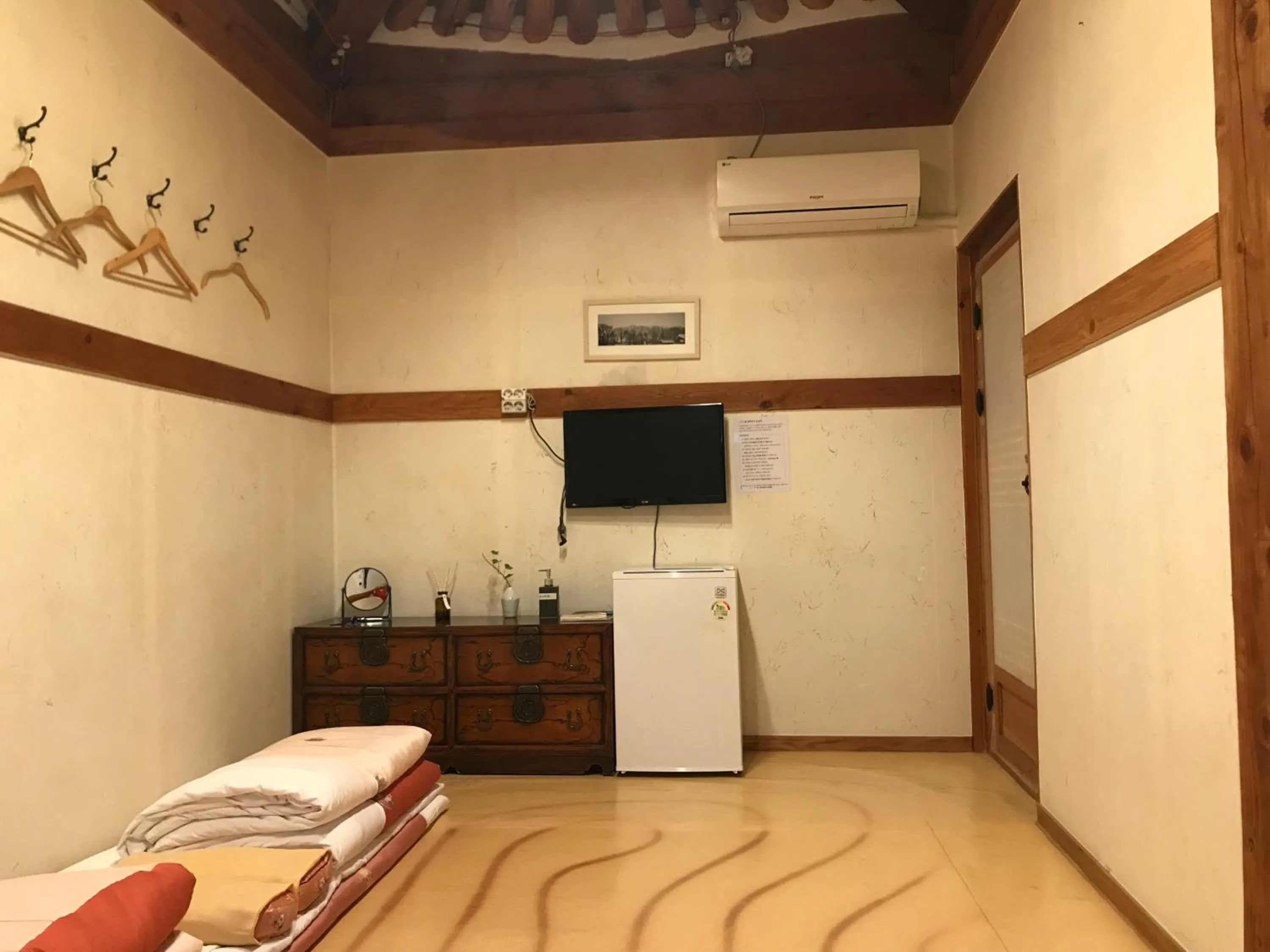 Photo of the whole room, Bed in Sarangroo