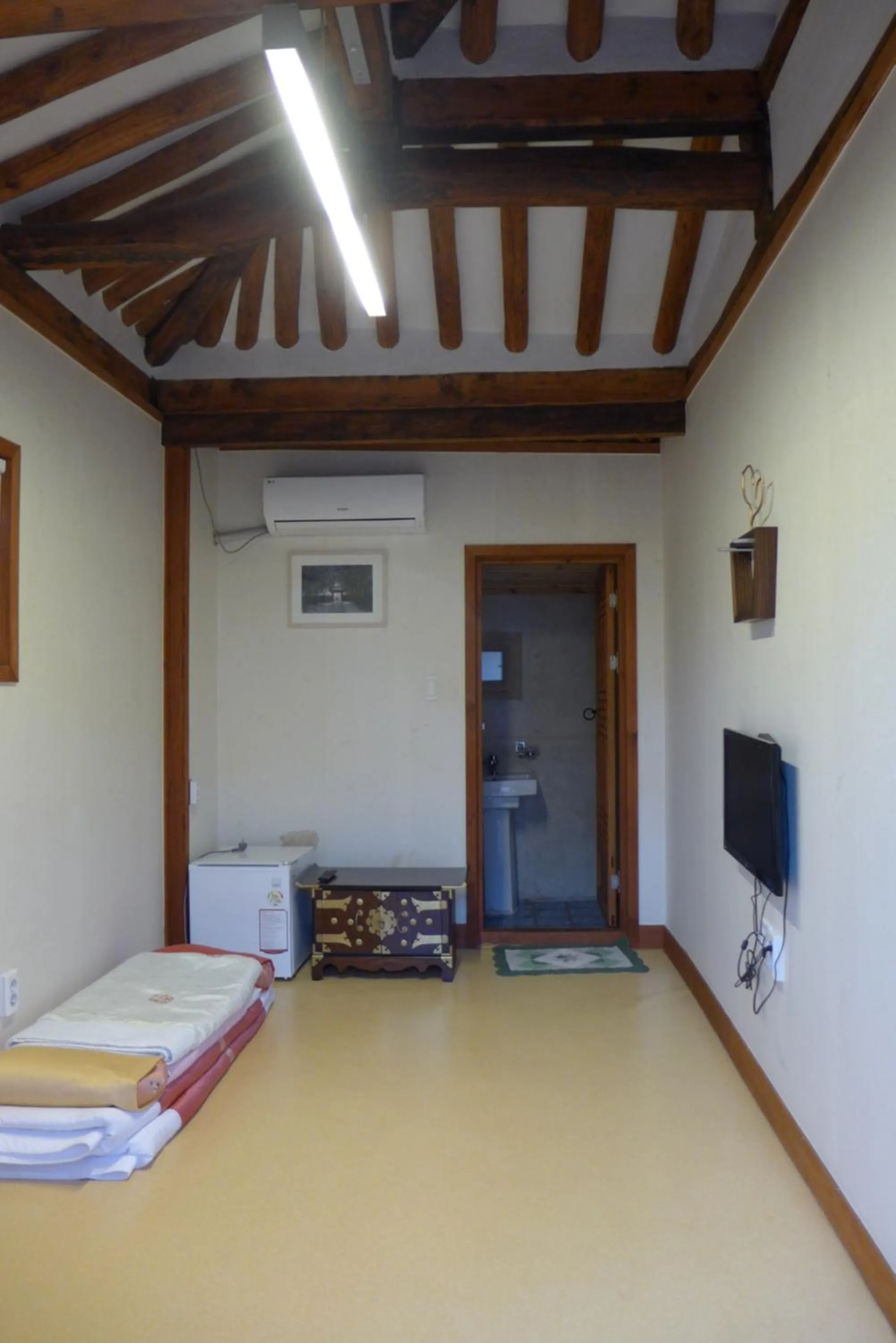Photo of the whole room, Bed in Sarangroo